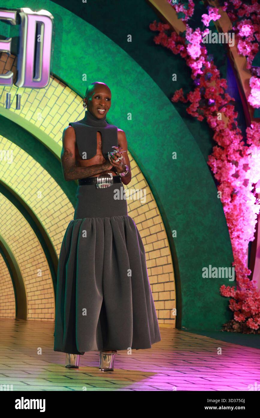 Sao Paulo, Sao Paulo, Brasilien. November 2025. Sao Paulo (SP), 04/11/2025 - Cinema/Wicked II/SP - britische Schauspielerin Cynthia Erivo (Elphaba), während der Premiere von „Wicked: Part II“ mit Teil der Besetzung, darunter Jon M. Chu (Regisseur), Jonathan Bailey (Fiyero), in der Suhai Music Hall in Sao Paulo am Dienstag, 4. November 2025. (Foto: Leco Viana/Thenews2/Zumapress) (Foto: © Leco Viana/TheNEWS2 via ZUMA Press Wire) NUR REDAKTIONELLE VERWENDUNG! Nicht für kommerzielle ZWECKE! Stockfoto