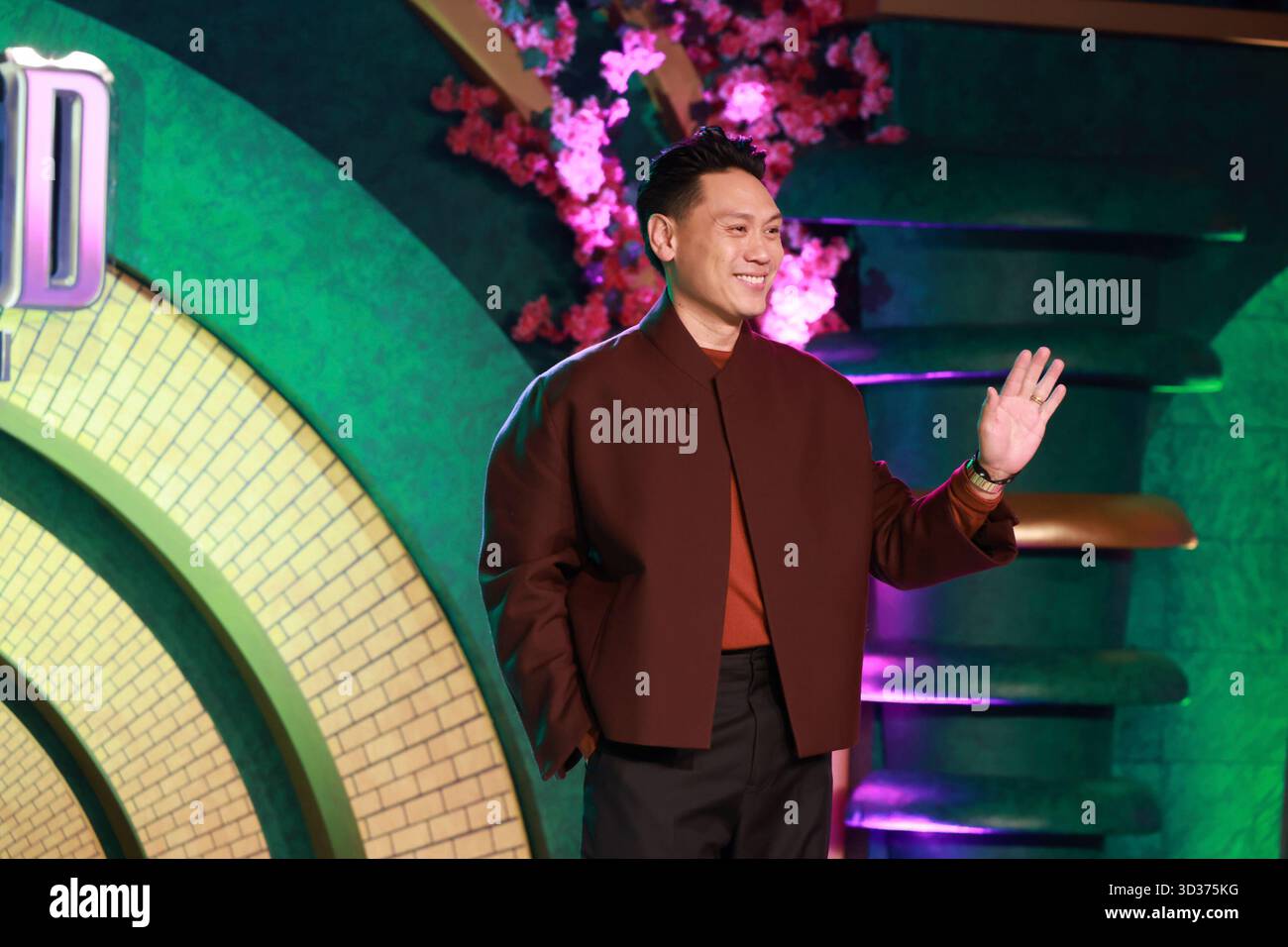 Sao Paulo, Sao Paulo, Brasilien. November 2025. Sao Paulo (SP), 11/2025 - Kino/Wicked II/SP - Regisseur Jon M. Chu, während der Premiere von „Wicked: Part II“ mit einem Teil der Besetzung, darunter Jonathan Bailey (Fiyero) und Cynthia Erivo (Elphaba), in der Suhai Music Hall in Sao Paulo am Dienstag, 4. November 2025. (Foto: Leco Viana/Thenews2/Zumapress) (Foto: © Leco Viana/TheNEWS2 via ZUMA Press Wire) NUR REDAKTIONELLE VERWENDUNG! Nicht für kommerzielle ZWECKE! Stockfoto