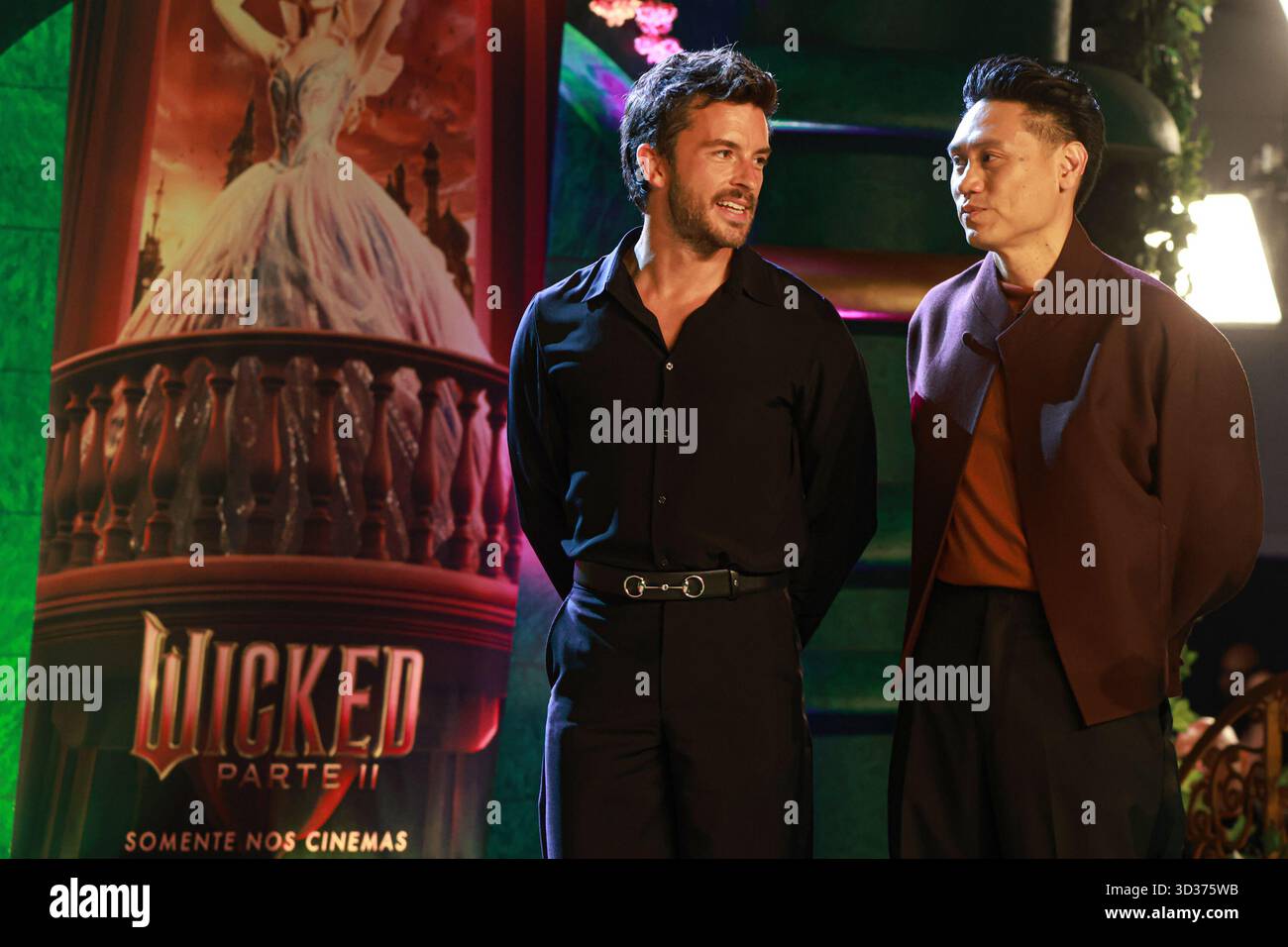 Sao Paulo, Sao Paulo, Brasilien. November 2025. Sao Paulo (SP), 11/2025 - Kino/Wicked II/SP - Regisseur Jon M. Chu, während der Premiere von „Wicked: Part II“ mit einem Teil der Besetzung, darunter Jonathan Bailey (Fiyero) und Cynthia Erivo (Elphaba), in der Suhai Music Hall in Sao Paulo am Dienstag, 4. November 2025. (Foto: Leco Viana/Thenews2/Zumapress) (Foto: © Leco Viana/TheNEWS2 via ZUMA Press Wire) NUR REDAKTIONELLE VERWENDUNG! Nicht für kommerzielle ZWECKE! Stockfoto