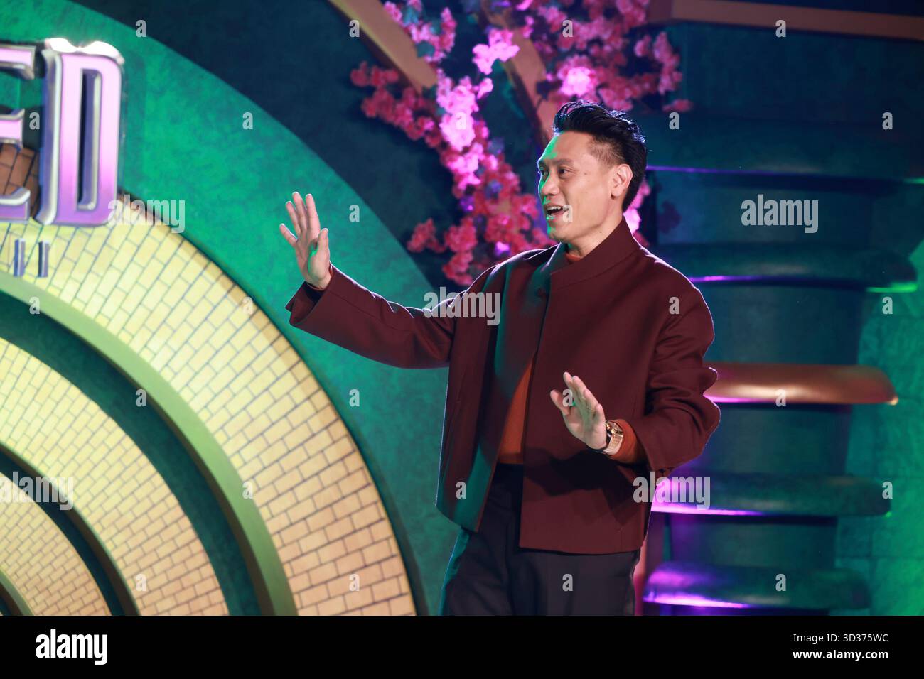 Sao Paulo, Sao Paulo, Brasilien. November 2025. Sao Paulo (SP), 11/2025 - Kino/Wicked II/SP - Regisseur Jon M. Chu, während der Premiere von „Wicked: Part II“ mit einem Teil der Besetzung, darunter Jonathan Bailey (Fiyero) und Cynthia Erivo (Elphaba), in der Suhai Music Hall in Sao Paulo am Dienstag, 4. November 2025. (Foto: Leco Viana/Thenews2/Zumapress) (Foto: © Leco Viana/TheNEWS2 via ZUMA Press Wire) NUR REDAKTIONELLE VERWENDUNG! Nicht für kommerzielle ZWECKE! Stockfoto