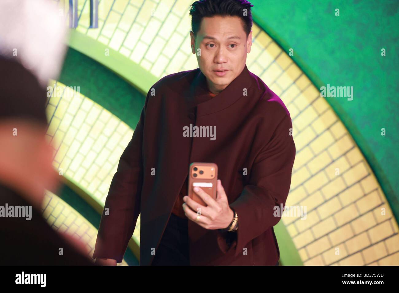 Sao Paulo, Sao Paulo, Brasilien. November 2025. Sao Paulo (SP), 11/2025 - Kino/Wicked II/SP - Regisseur Jon M. Chu, während der Premiere von „Wicked: Part II“ mit einem Teil der Besetzung, darunter Jonathan Bailey (Fiyero) und Cynthia Erivo (Elphaba), in der Suhai Music Hall in Sao Paulo am Dienstag, 4. November 2025. (Foto: Leco Viana/Thenews2/Zumapress) (Foto: © Leco Viana/TheNEWS2 via ZUMA Press Wire) NUR REDAKTIONELLE VERWENDUNG! Nicht für kommerzielle ZWECKE! Stockfoto