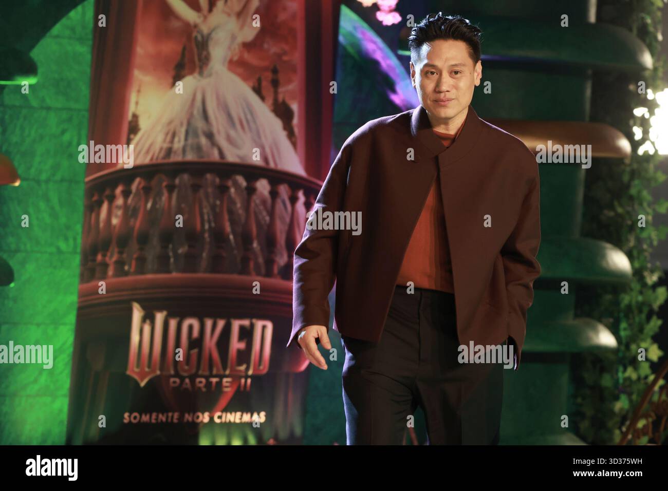 Sao Paulo, Sao Paulo, Brasilien. November 2025. Sao Paulo (SP), 11/2025 - Kino/Wicked II/SP - Regisseur Jon M. Chu, während der Premiere von „Wicked: Part II“ mit einem Teil der Besetzung, darunter Jonathan Bailey (Fiyero) und Cynthia Erivo (Elphaba), in der Suhai Music Hall in Sao Paulo am Dienstag, 4. November 2025. (Foto: Leco Viana/Thenews2/Zumapress) (Foto: © Leco Viana/TheNEWS2 via ZUMA Press Wire) NUR REDAKTIONELLE VERWENDUNG! Nicht für kommerzielle ZWECKE! Stockfoto