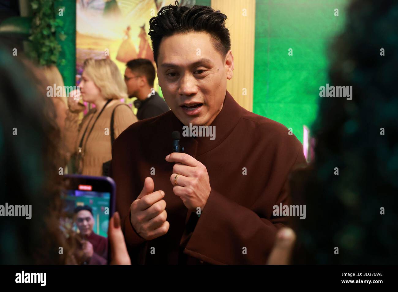 Sao Paulo, Sao Paulo, Brasilien. November 2025. Sao Paulo (SP), 11/2025 - Kino/Wicked II/SP - Regisseur Jon M. Chu, während der Premiere von „Wicked: Part II“ mit einem Teil der Besetzung, darunter Jonathan Bailey (Fiyero) und Cynthia Erivo (Elphaba), in der Suhai Music Hall in Sao Paulo am Dienstag, 4. November 2025. (Foto: Leco Viana/Thenews2/Zumapress) (Foto: © Leco Viana/TheNEWS2 via ZUMA Press Wire) NUR REDAKTIONELLE VERWENDUNG! Nicht für kommerzielle ZWECKE! Stockfoto