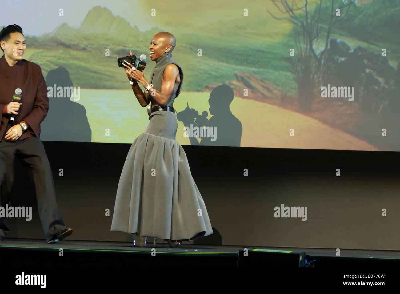 Sao Paulo, Sao Paulo, Brasilien. November 2025. Sao Paulo (SP), 04/11/2025 - Cinema/Wicked II/SP - britische Schauspielerin Cynthia Erivo (Elphaba), während der Premiere von „Wicked: Part II“ mit Teil der Besetzung, darunter Jon M. Chu (Regisseur), Jonathan Bailey (Fiyero), in der Suhai Music Hall in Sao Paulo am Dienstag, 4. November 2025. (Foto: Leco Viana/Thenews2/Zumapress) (Foto: © Leco Viana/TheNEWS2 via ZUMA Press Wire) NUR REDAKTIONELLE VERWENDUNG! Nicht für kommerzielle ZWECKE! Stockfoto