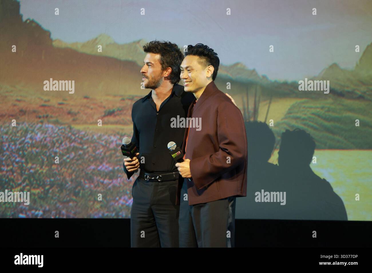 Sao Paulo, Sao Paulo, Brasilien. November 2025. Sao Paulo (SP), 04/11/2025 - Cinema/Wicked II/SP Ã¢â‚¬' Regisseur Jon M. Chu (Regisseur), Schauspieler Jonathan Bailey (Fiyero), während der Premiere von Ã¢â‚¬Å„Wicked: Part IIÃ¢â‚¬Â , die am Dienstag, 4. November 2025 in der Suhai Music Hall in Sao Paulo stattfand. (Foto: Leco Viana/Thenews2/Zumapress) (Foto: © Leco Viana/TheNEWS2 via ZUMA Press Wire) NUR REDAKTIONELLE VERWENDUNG! Nicht für kommerzielle ZWECKE! Stockfoto