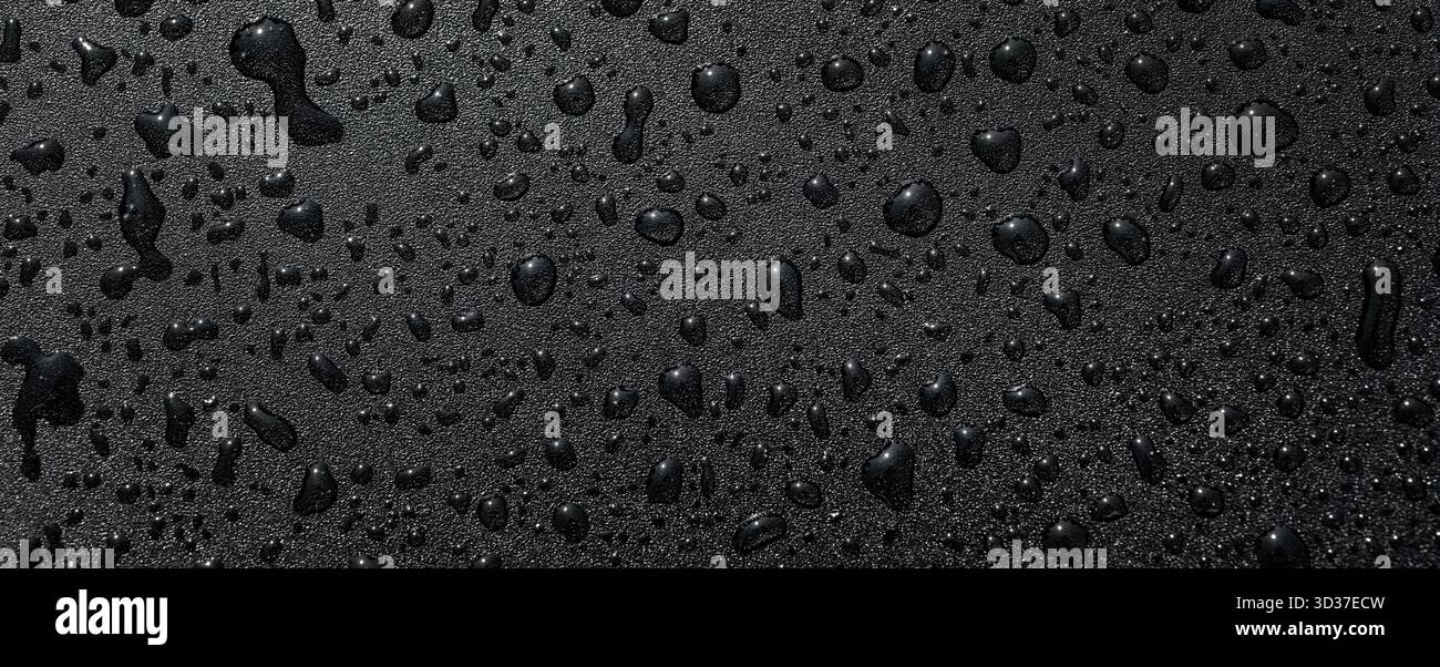 Makrotröpfchen auf dunkler hydrophober Oberfläche mit Wasserperlen. Hochwertiger wasserdichter Hintergrund für Technologie, Fahrzeugpflege und Outdoor-Ausrüstung. Stockfoto