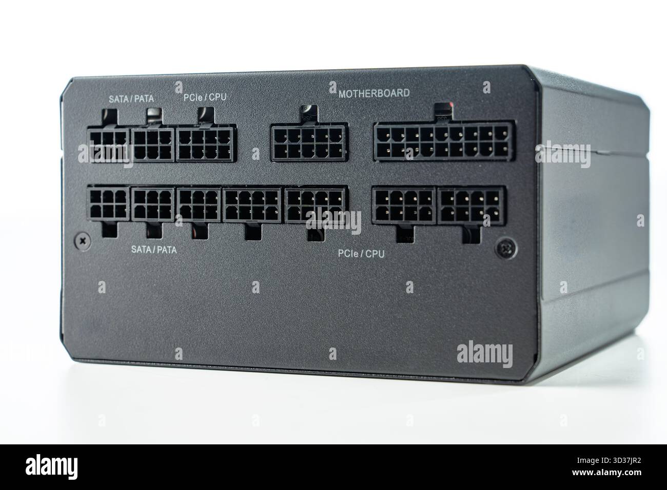 Modulare Netzteilsteckverbinder für Computer-Hardware-Systeme, isoliert auf weiß Stockfoto