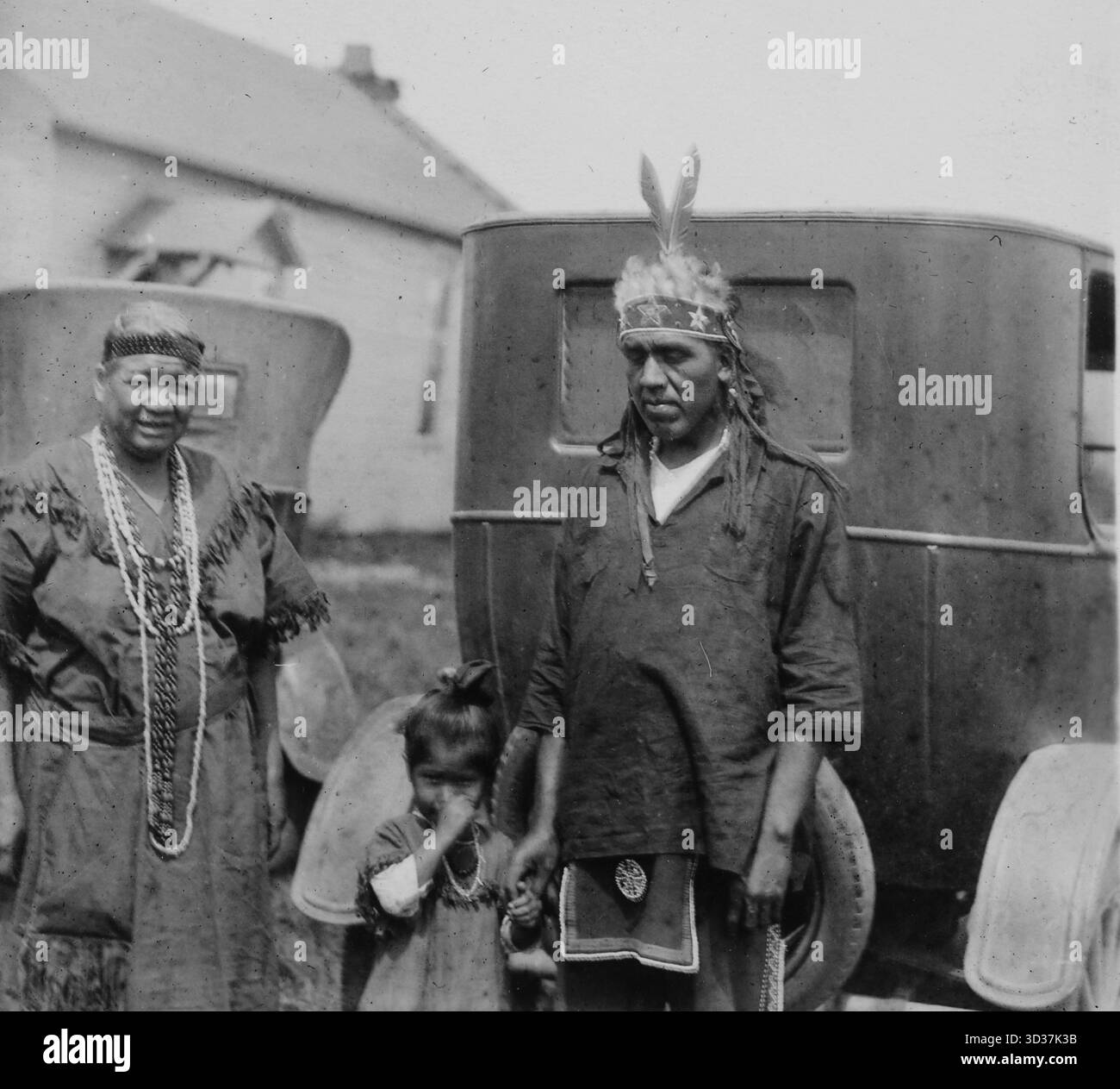 Mitglieder des Seneca Indian Tribe in der Allegany Reservation im Bundesstaat Western New York im Jahr 1928. Familiengruppe mit traditionellen Kopfbedeckungen auf Standfuß von einem Ford Model T. Stockfoto