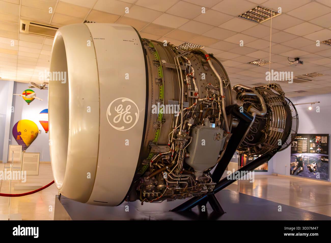 Seitenansicht eines großen Flugzeugtriebwerks mit General Electric (GE) Stockfoto