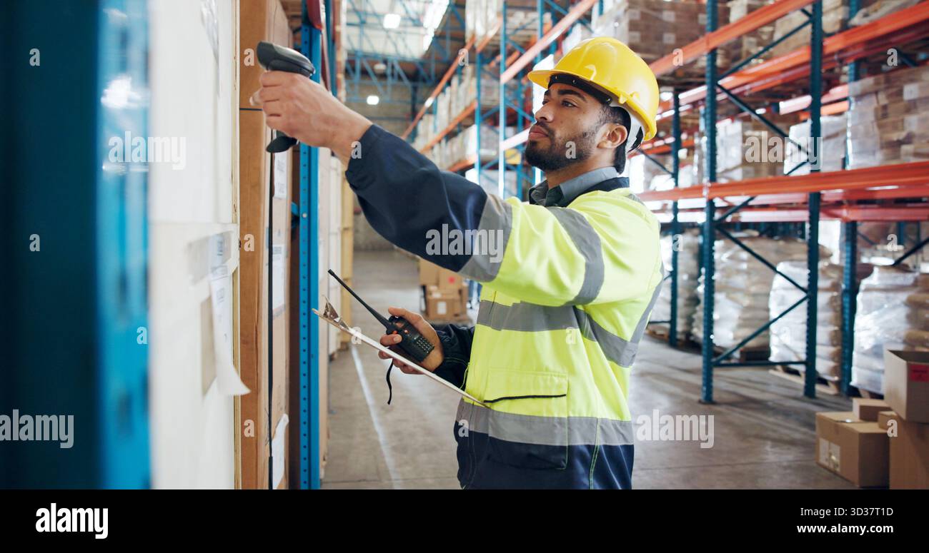 Versand, Scan und Mann mit Klemmbrett im Lager für Lieferkette, Vertrieb und Lagerbestand. Inspektion, Lager und Person mit Strichcode für Stockfoto