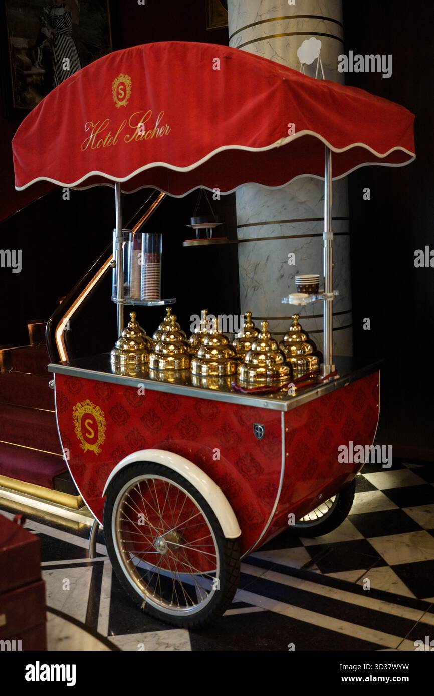 Wien, Österreich - 3. Oktober 2025 - Dessertwagen des Hotels Sacher im Souvenirladen Cafe Sacher. Stockfoto