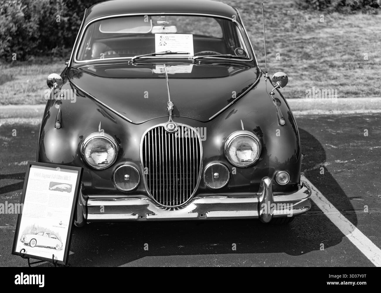 Chicago, Illinois, USA - 08. September 2024: Silberner Oldtimer Jaguar S Type MK II 3,4 Liter Retro-Sportwagen, Vorderansicht. Retro-Sportwagen Stockfoto