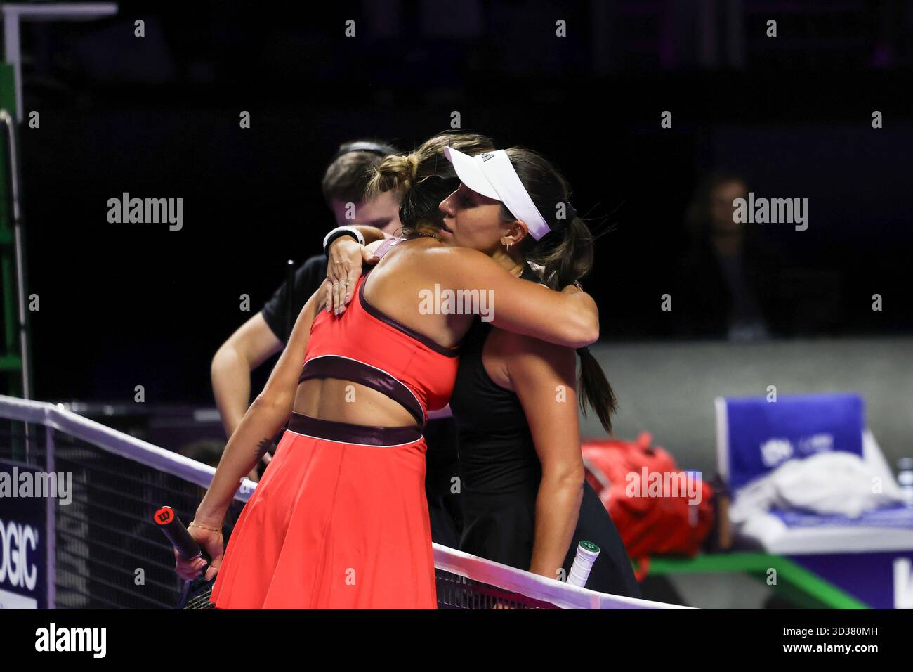 Riad, Saudi-Arabien. November 2025. Aryna Sabalenka aus Weißrussland und Jessica Pegula (R) aus den Vereinigten Staaten umarmen sich nach ihrem Round robin Match beim WTA Finals-Tennisturnier in Riad, Saudi-Arabien, am 4. November 2025. Quelle: Luo Chen/Xinhua/Alamy Live News Stockfoto