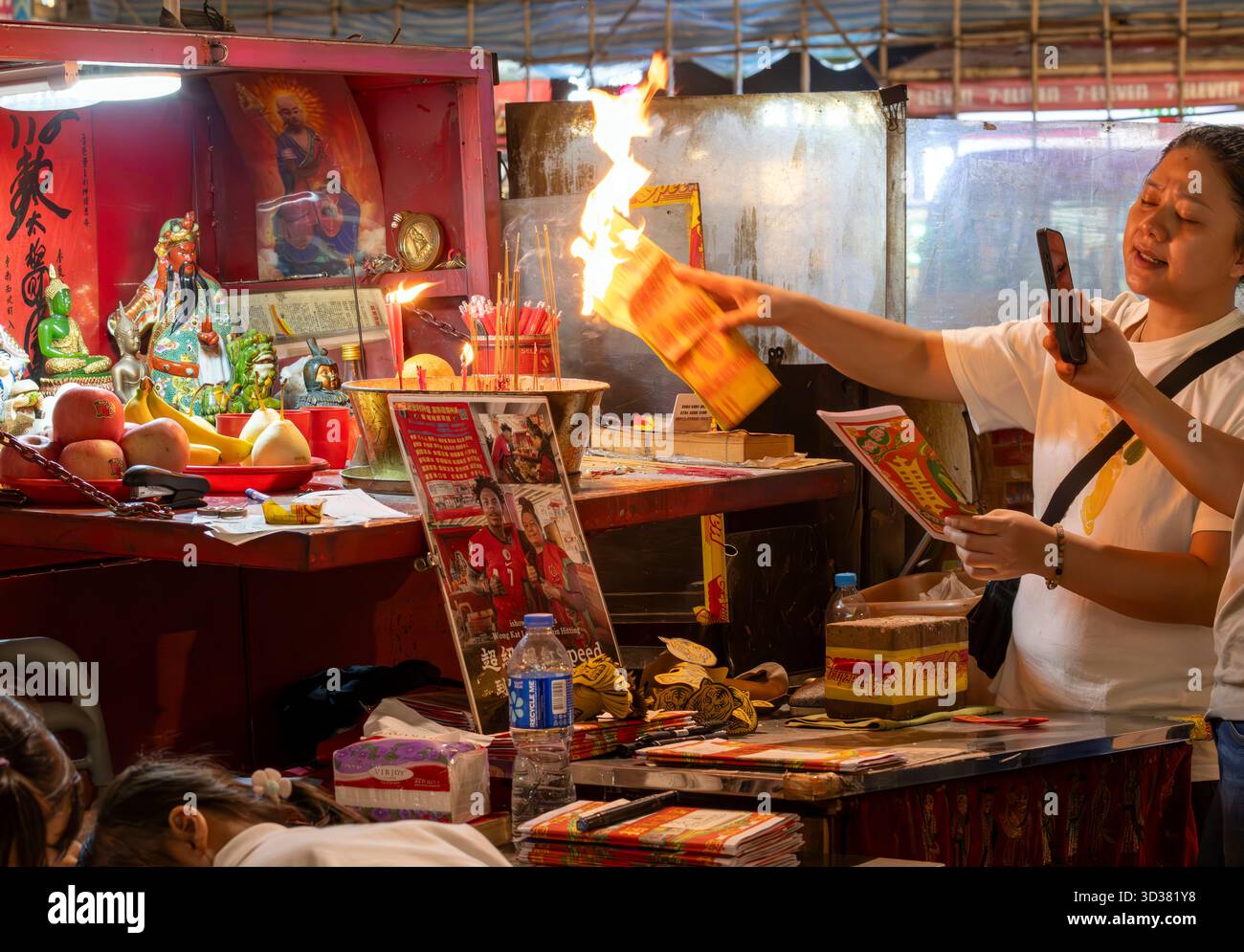 Stände von Bösewichten, die Kunst des „Bösewichtes schlagen“, ein altes Ritual, das in Hongkong praktiziert wird, um Unglück loszuwerden, Hongkong, China. Stockfoto