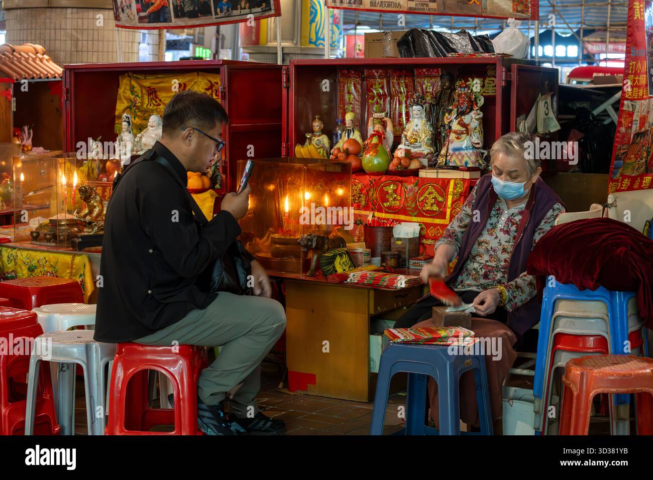 Stände von Bösewichten, die Kunst des „Bösewichtes schlagen“, ein altes Ritual, das in Hongkong praktiziert wird, um Unglück loszuwerden, Hongkong, China. Stockfoto