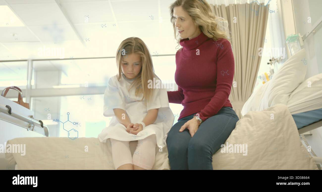 Tröstende Mutter im burgunderroten Pullover, der Kind auf Krankenhausbett sitzend, mit medizinischem Schlauch unterstützt Stockfoto