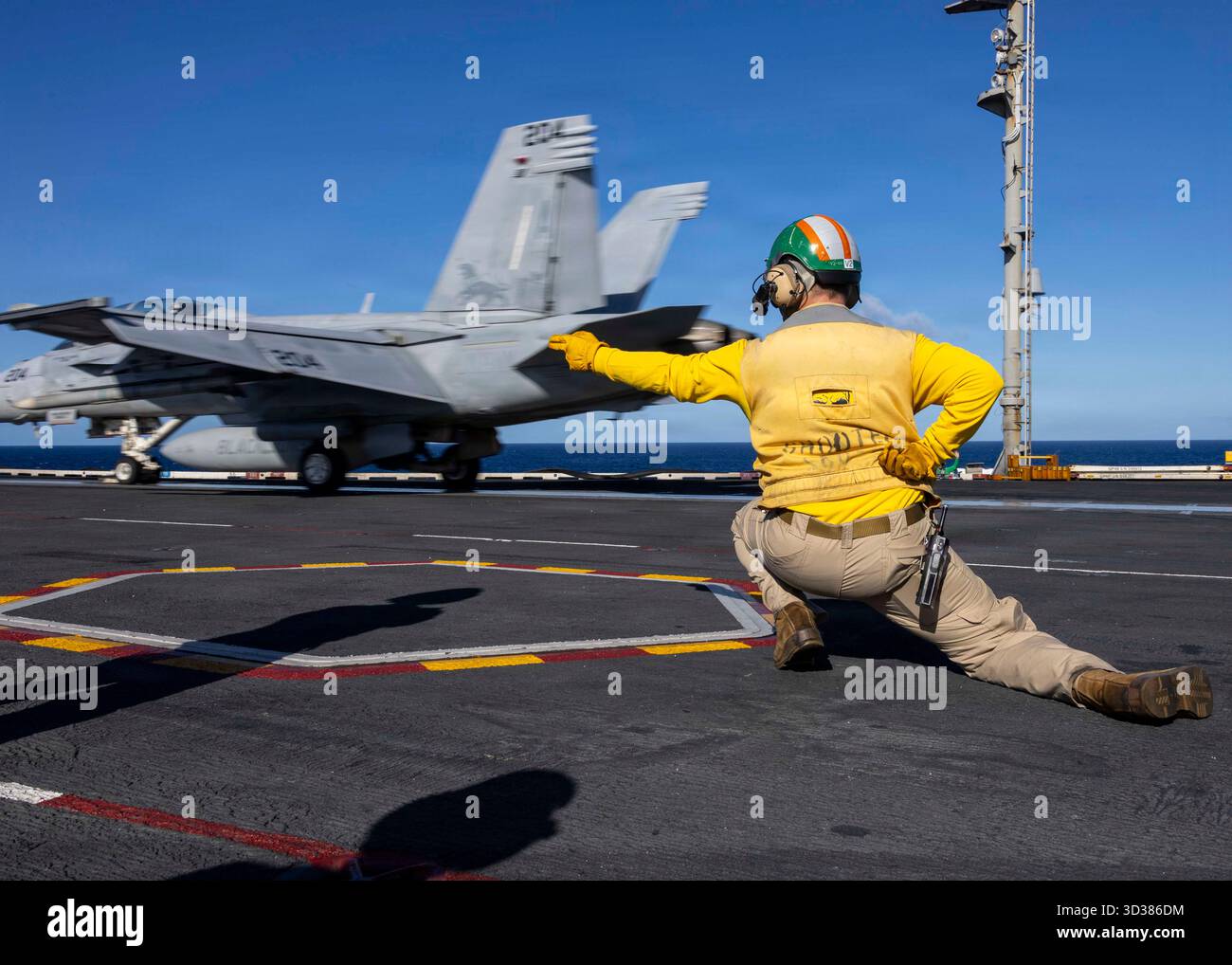 Lt. Timothy Cooper, der dem Luftministerium an Bord des weltweit größten Flugzeugträgers, USS Gerald R. Ford (CVN 78), zugewiesen wurde, signalisiert den Start eines F/A- Stockfoto