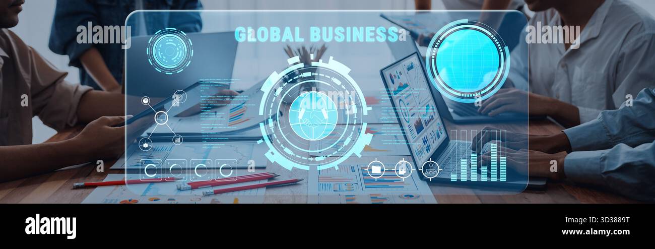 Experten, die in einem modernen Büroumfeld zusammenarbeiten, nutzen eine digitale Schnittstelle, um globale Geschäftstrends und Dateneinblicke für strategische Zwecke zu erkunden Stockfoto