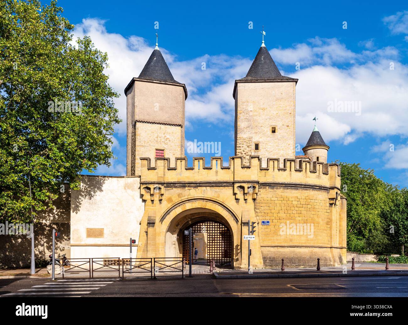 Das Deutsche Tor ist eine mittelalterliche Brückenburg und Stadttor in Metz, Frankreich, mit zwei Rundtürmen und zwei Geschützbastionen, Reliquien der Befestigungsanlagen. Stockfoto