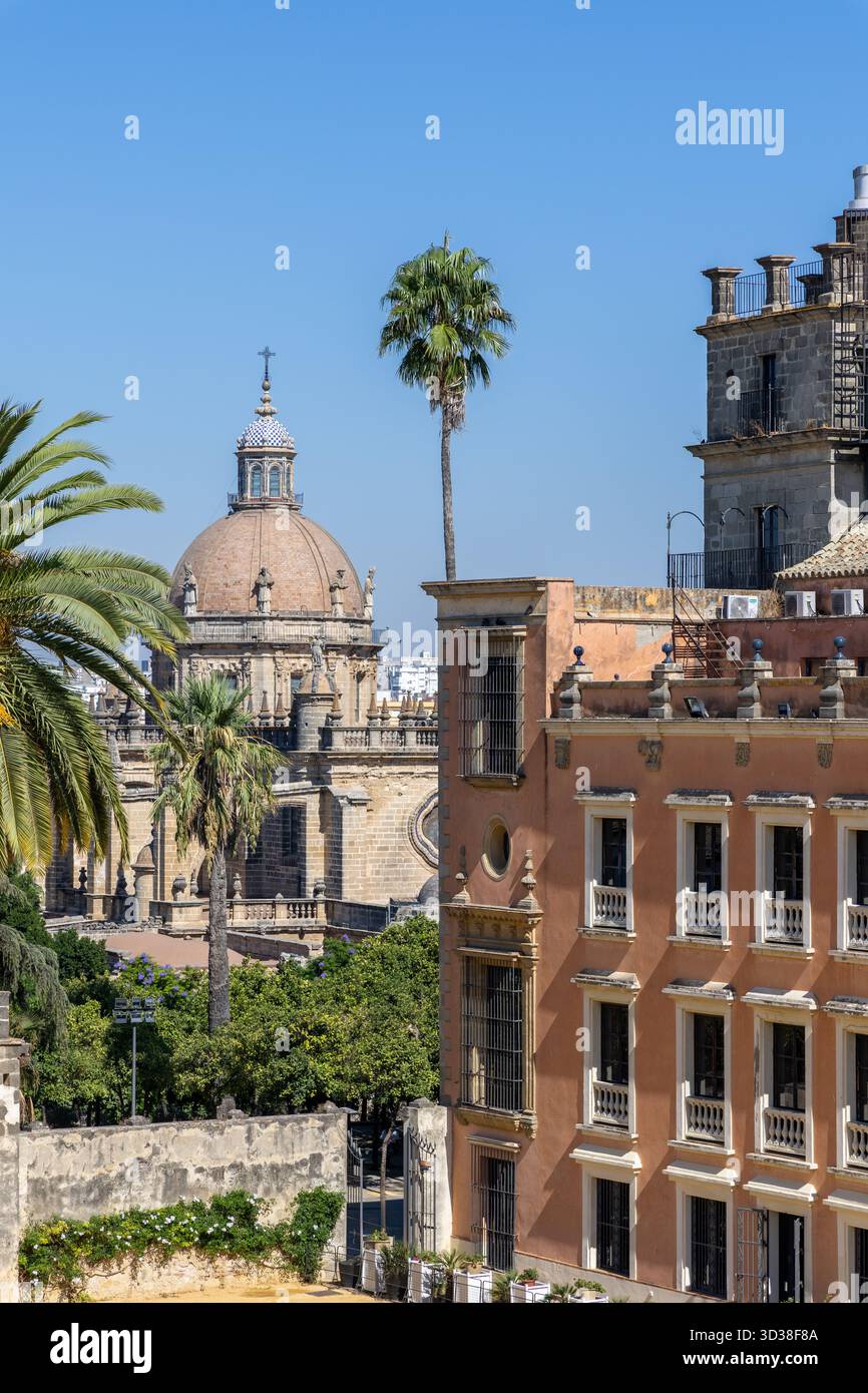 Historische maurische Festungsanlage mit dem roten Palast Palacio de Villavicencio, Alczar de Jerez de la Frontera, Cadiz, Andalusien, Spanien Stockfoto