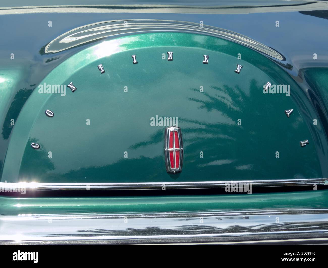 COLOMBRES, SPANIEN - 12. JULI 2025: Lincoln Continental Mark 4 1974-Emblem auf einem alten, türkisgrünen Oldtimer. Glänzende Chromdetails, elegantes Typog Stockfoto
