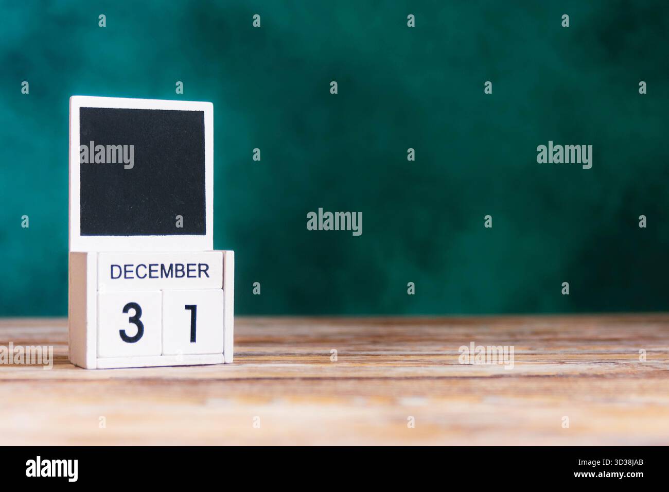 Holzblockkalender mit dem Dezember 31 auf Holzoberfläche Stockfoto