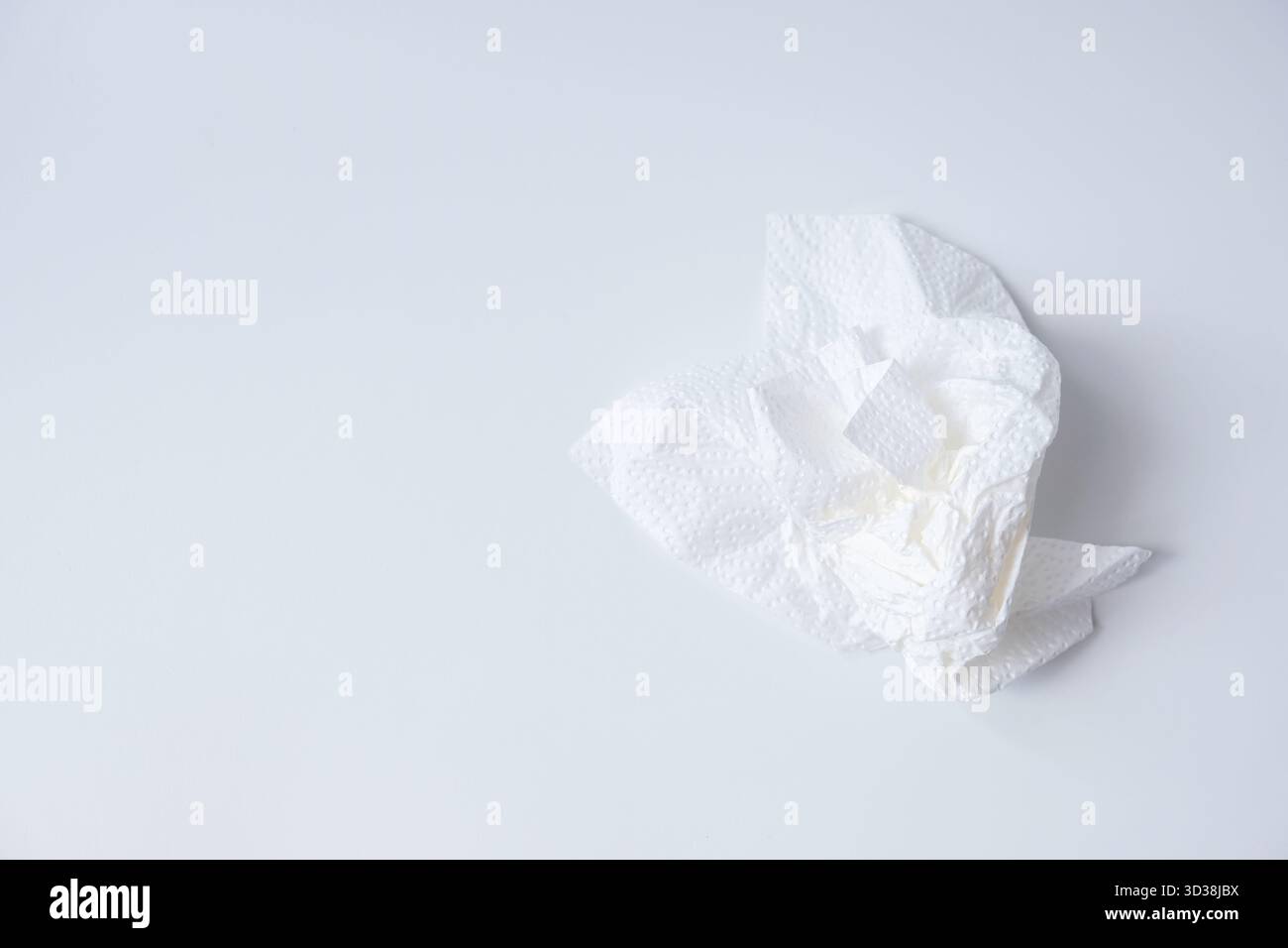 Verwendetes zerknittertes Gewebepapier, isoliert auf weißem Hintergrund Stockfoto