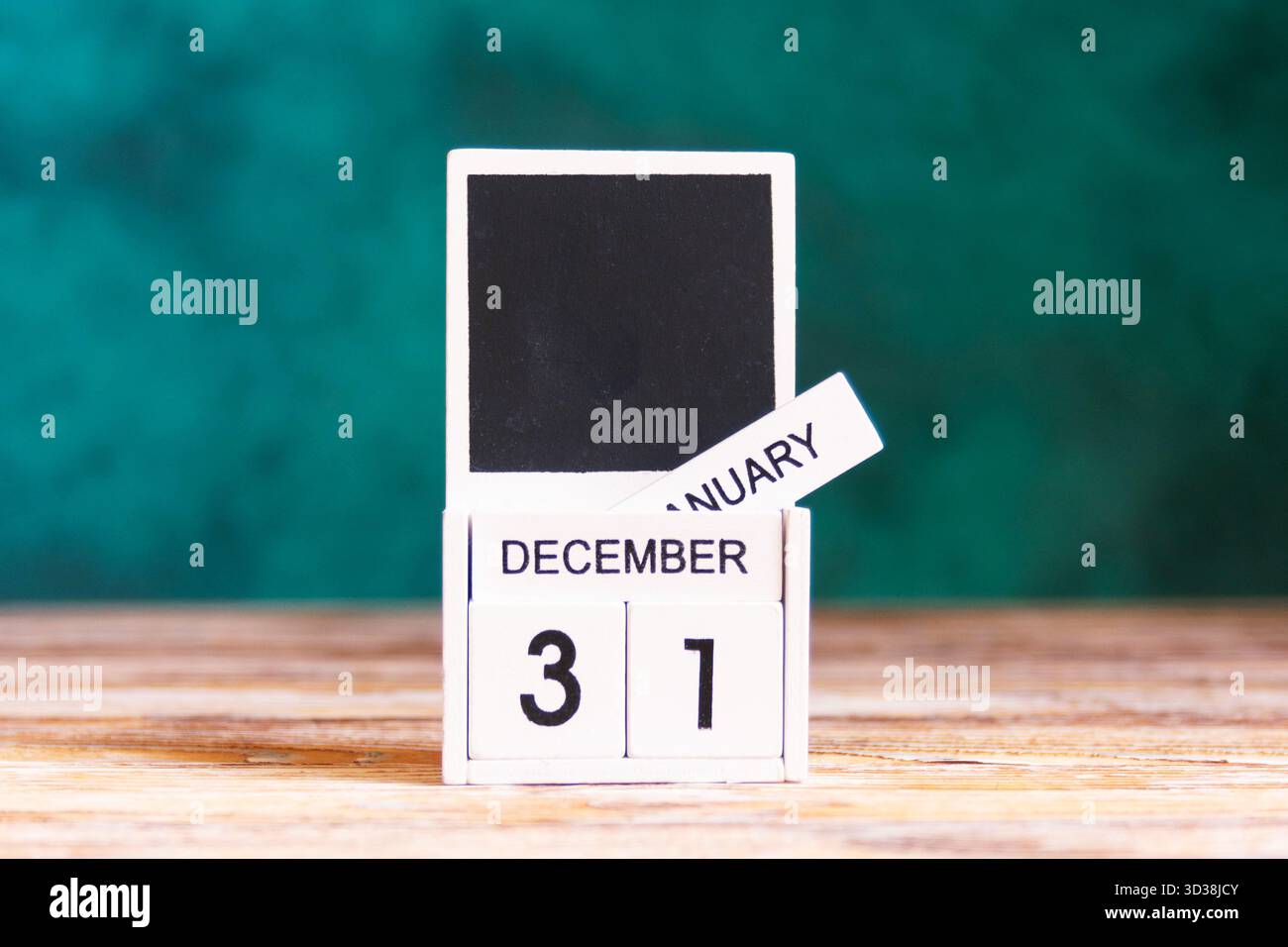 Tischkalender aus Holz, der den Übergang von Dezember 31 und Januar anzeigt Stockfoto