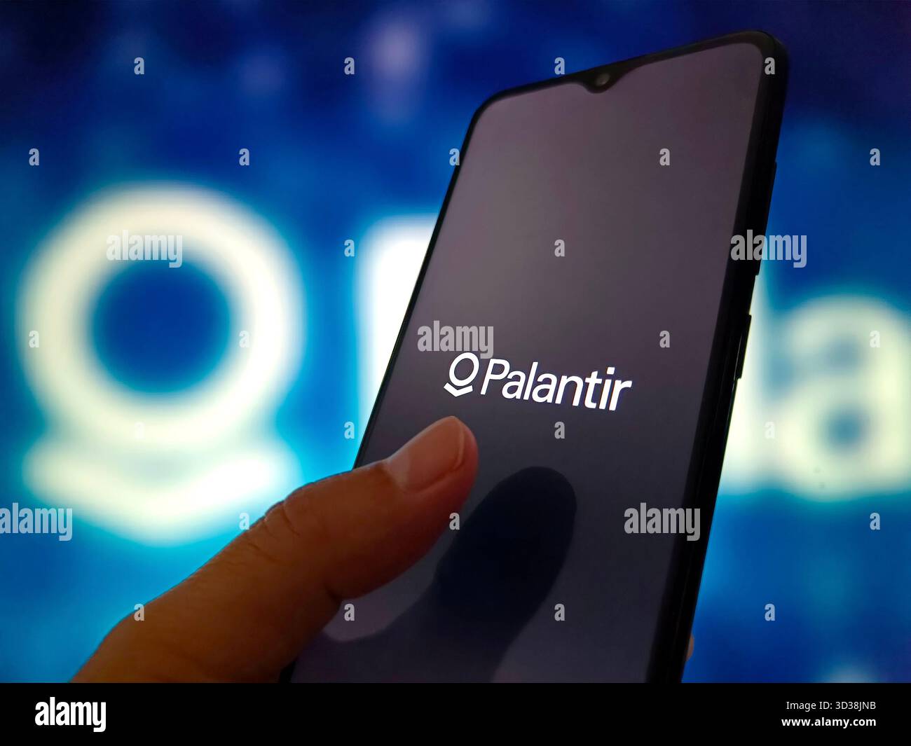 SUQIAN, CHINA - 5. NOVEMBER 2025 - ein Foto zeigt das Palantir-Logo in einem Smartphone in Suqian, Provinz Jiangsu, China am 5. November 2025. Stockfoto