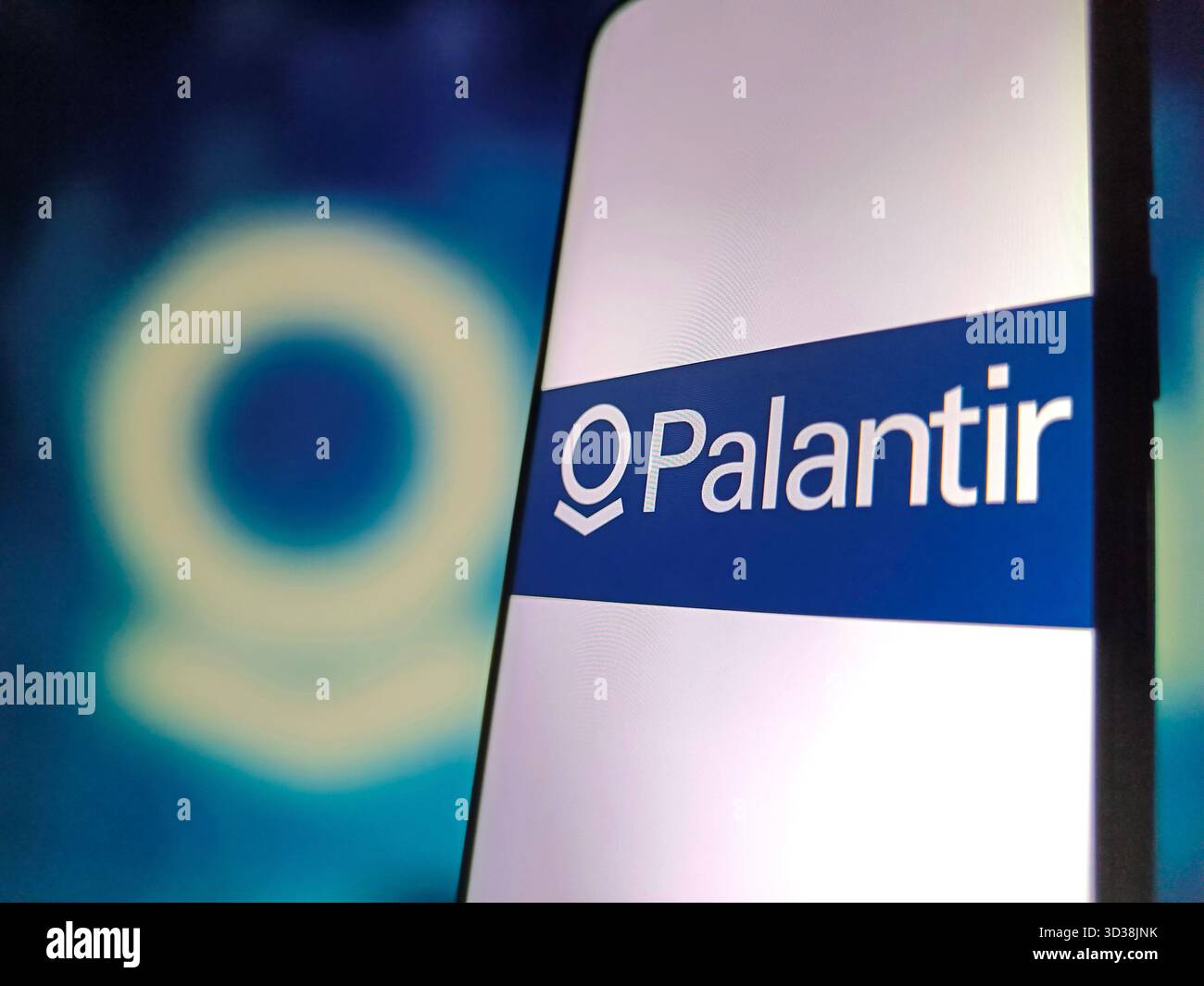 SUQIAN, CHINA - 5. NOVEMBER 2025 - ein Foto zeigt das Palantir-Logo in einem Smartphone in Suqian, Provinz Jiangsu, China am 5. November 2025. Stockfoto