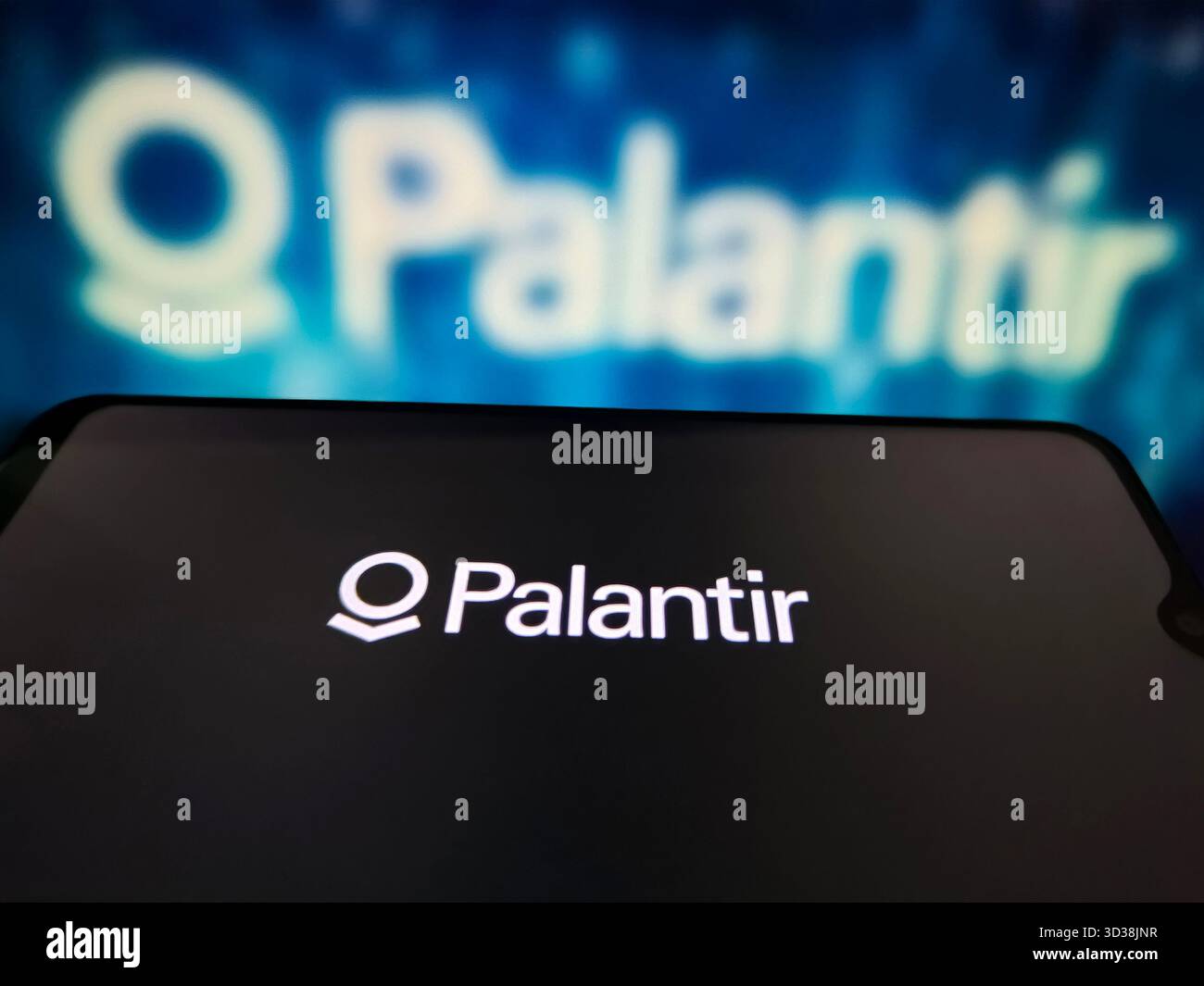 SUQIAN, CHINA - 5. NOVEMBER 2025 - ein Foto zeigt das Palantir-Logo in einem Smartphone in Suqian, Provinz Jiangsu, China am 5. November 2025. Stockfoto