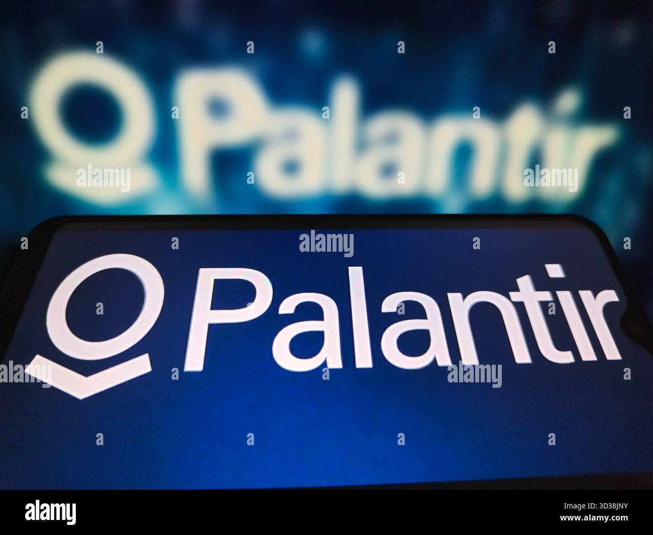 SUQIAN, CHINA - 5. NOVEMBER 2025 - ein Foto zeigt das Palantir-Logo in einem Smartphone in Suqian, Provinz Jiangsu, China am 5. November 2025. Stockfoto