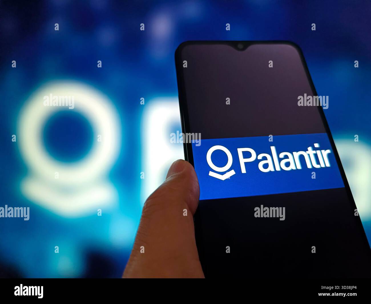 SUQIAN, CHINA - 5. NOVEMBER 2025 - ein Foto zeigt das Palantir-Logo in einem Smartphone in Suqian, Provinz Jiangsu, China am 5. November 2025. Stockfoto