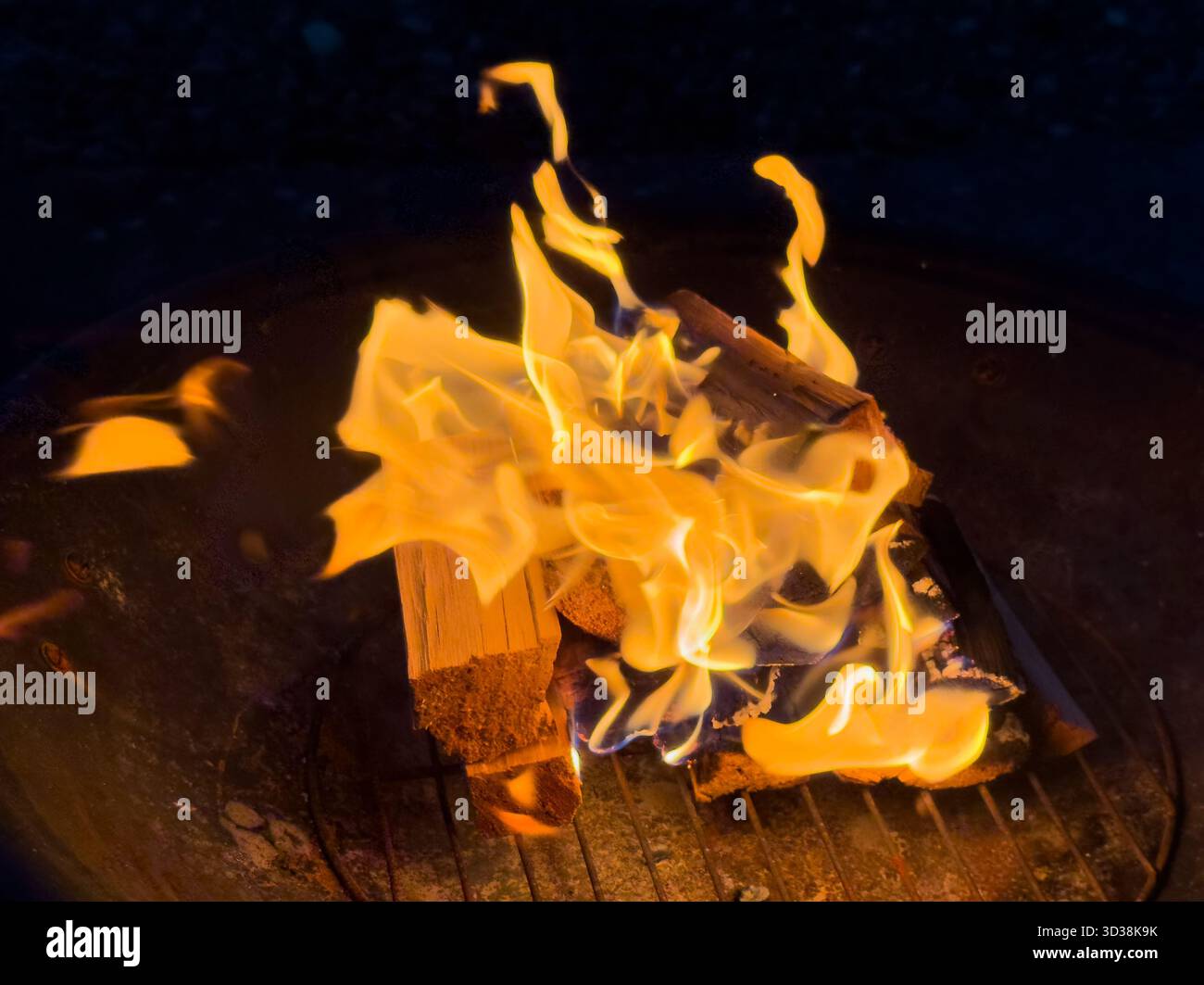 Offenes Feuer, brennende Holzscheite. Hintergrund für Outdoor-Kochen, Campingküche, Picknick mit Lagerfeuer, Forstschule - Smartphone-aufgenommenes Stockfoto