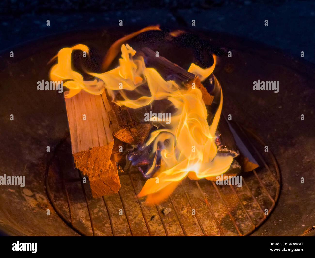 Offenes Feuer, brennende Holzscheite. Hintergrund für Outdoor-Kochen, Campingküche, Picknick mit Lagerfeuer, Forstschule - Smartphone-aufgenommenes Stockfoto