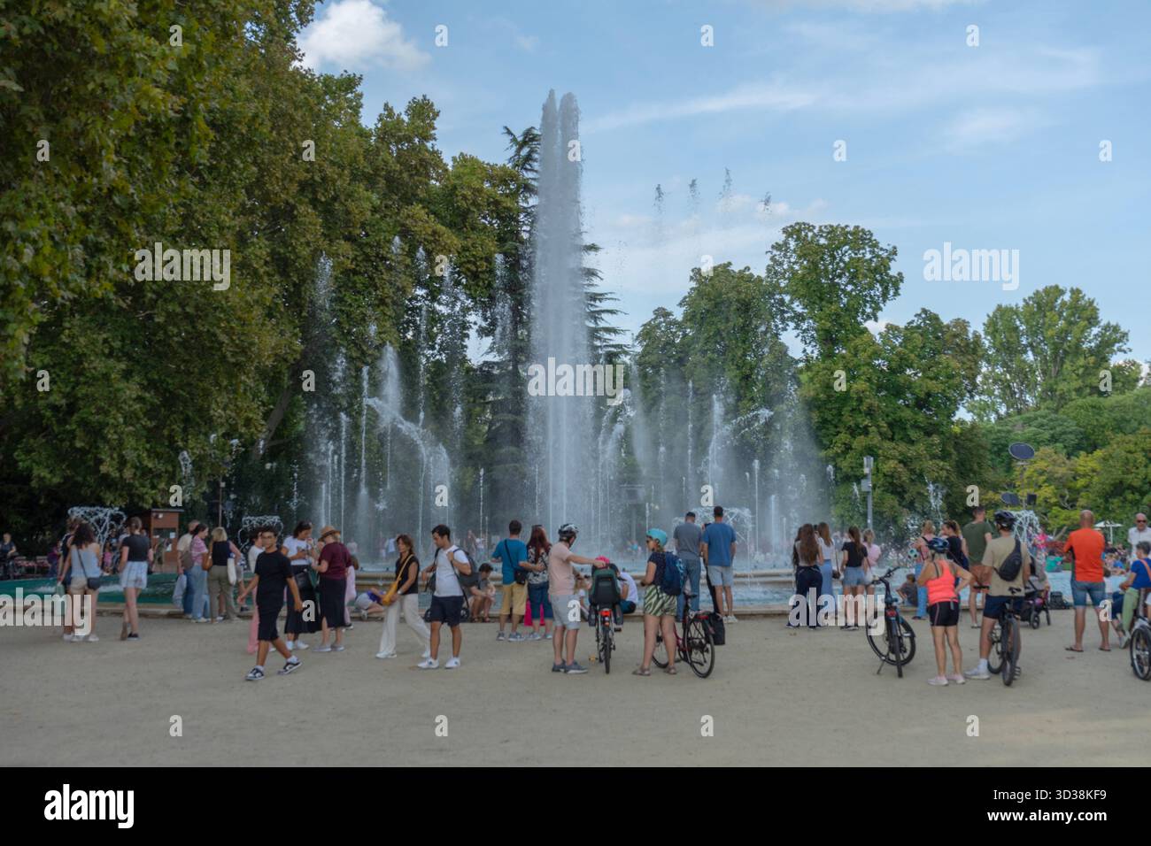 Musikalischer Brunnen auf der Margareteninsel in Budapest, Ungarn, ein beliebter Ort für Touristen und Einheimische, die synchronisierte Wassershows genießen. Stockfoto