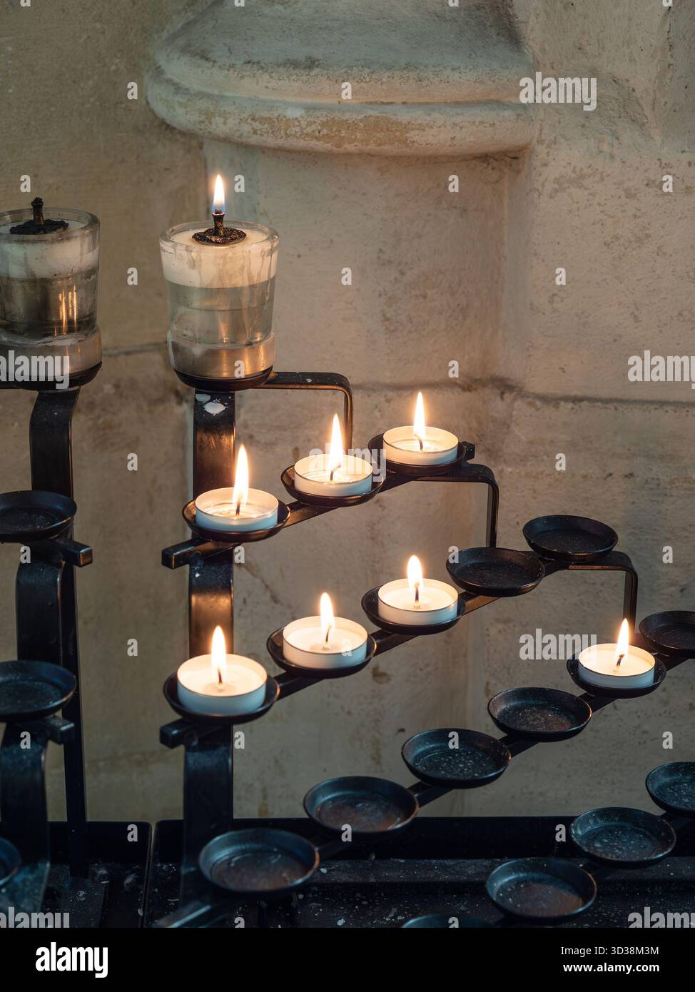 Ausstellung von Votivkerzen/Teelichtern in St Edmundsbury Cathedral, Bury St Edmunds, Suffolk, Großbritannien Stockfoto