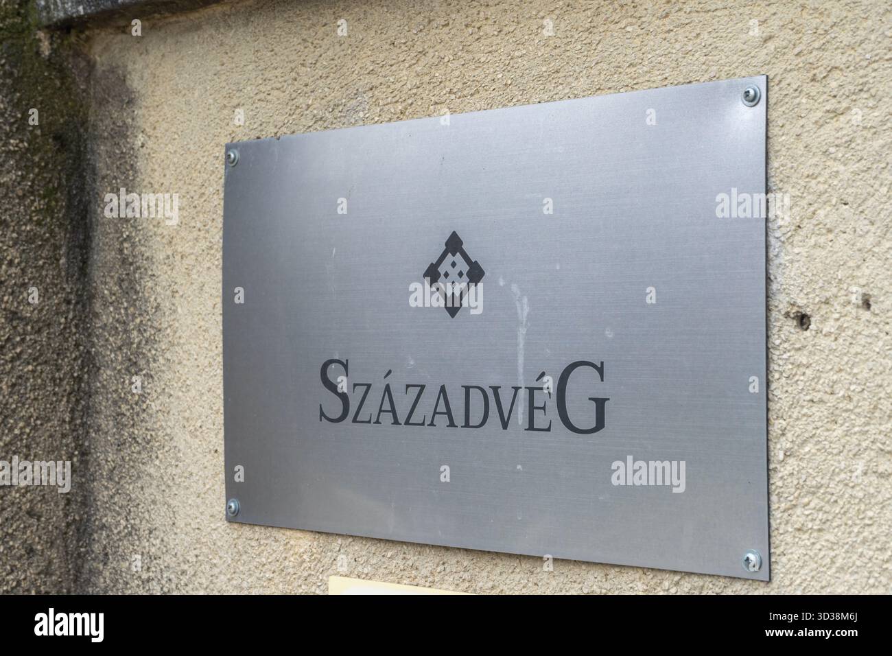 Zeichen der Századvég-Stiftung in Budapest, Ungarn, ein wichtiger konservativer Think Tank, der nationale Politik und Forschung beeinflusst. Stockfoto