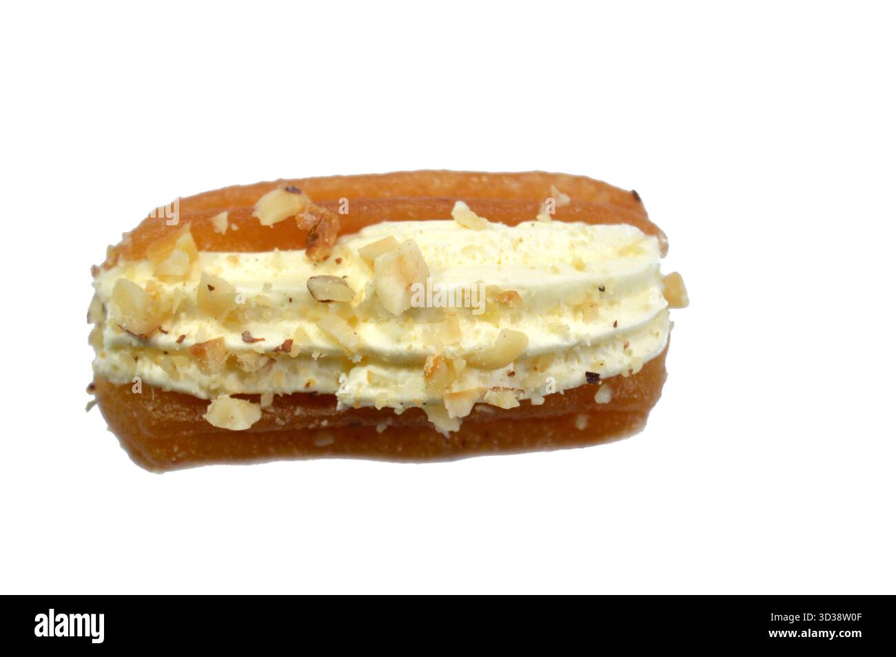 Tulumba, Bamiyeh oder Balah El Sham mit Schlagsahne gefüllt und mit Haselnüssen und Nüssen bedeckt, frittierter Teig in Sirup eingeweicht, ähnliches Stockfoto