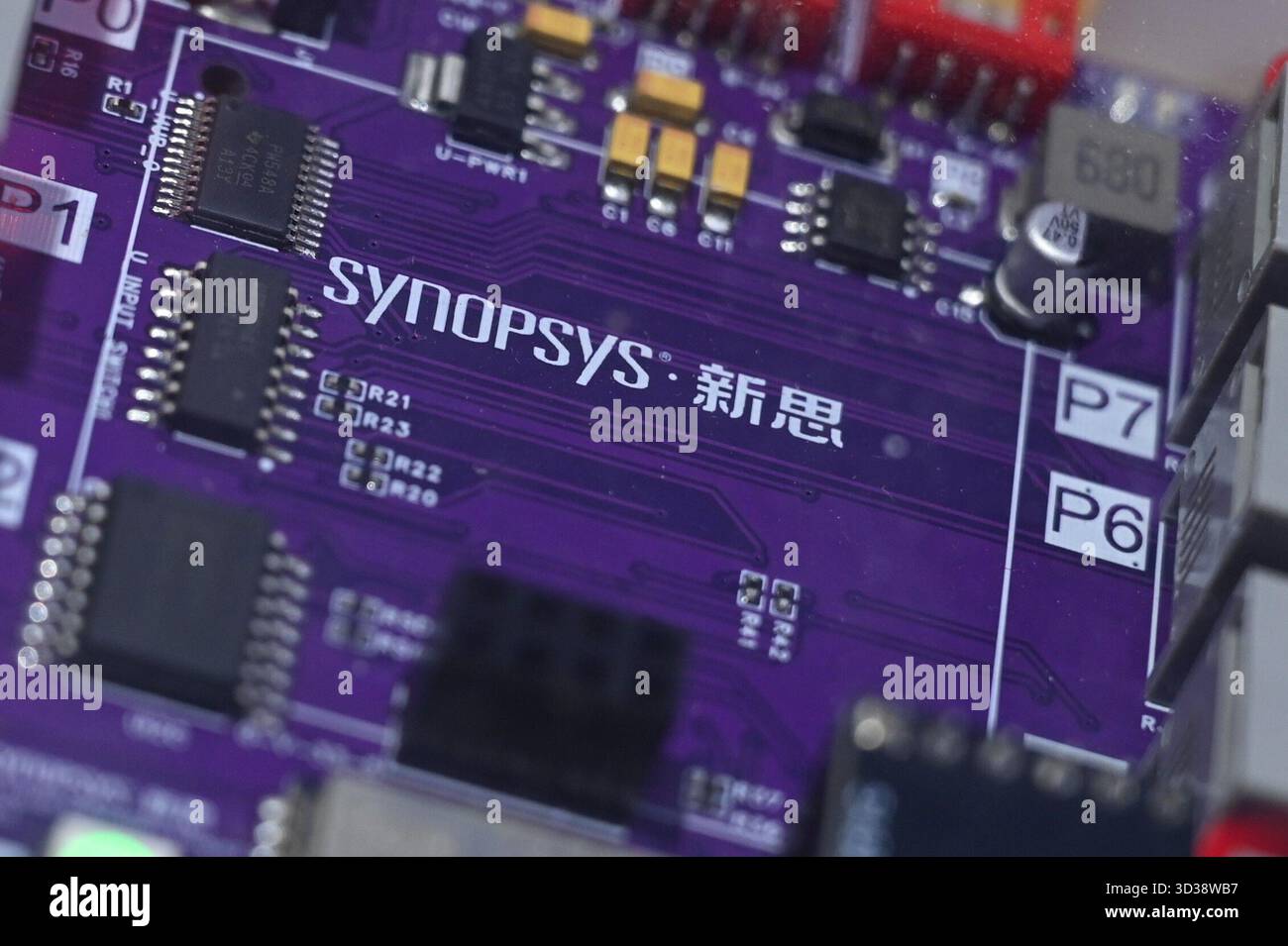 Shanghai, China. November 2025. Der Name des US-amerikanischen Technologieunternehmens Synopsis steht auf einer Chipplatine. Synopsys arbeitet im Bereich der Halbleiterdesign-Software. Quelle: Johannes Neudecker/dpa/Alamy Live News Stockfoto