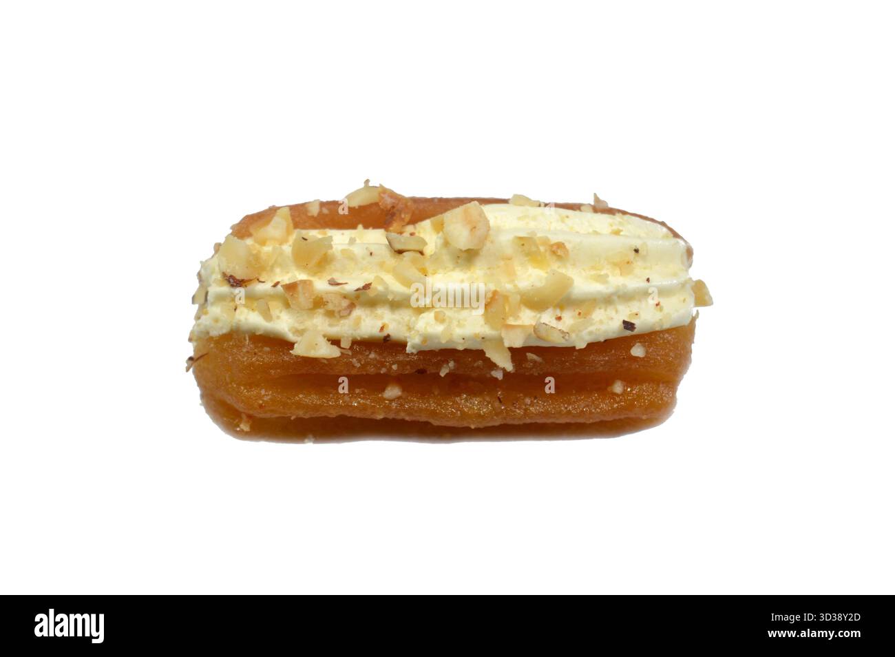 Tulumba, Bamiyeh oder Balah El Sham mit Schlagsahne gefüllt und mit Haselnüssen und Nüssen bedeckt, frittierter Teig in Sirup eingeweicht, ähnliches Stockfoto