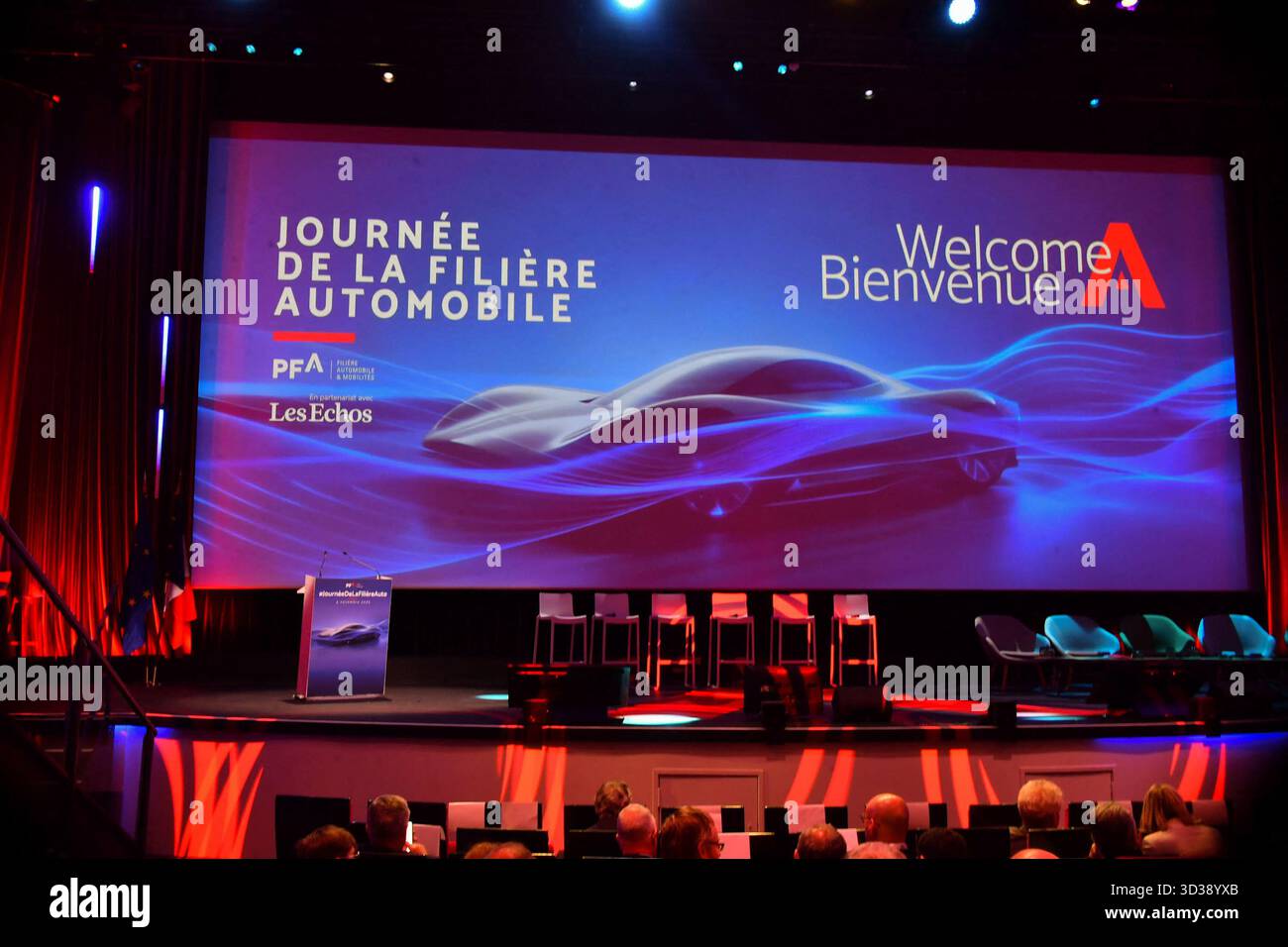 Paris, Frankreich. November 2025. Besuch von Roland Lescure, Minister für Wirtschaft, Finanzen und Industrie, Energie und digitale Souveränität, und Sébastien Martin, Delegierter des Ministers für Industrie beim Tag der Automobilindustrie Dienstag, 4. November 2025 Cité des Sciences et de l'Industrie - La Villette, Paris 19. Foto: Karim Ait Adjedjou/ABACAPRESS.COM Credit: Abaca Press/Alamy Live News Stockfoto