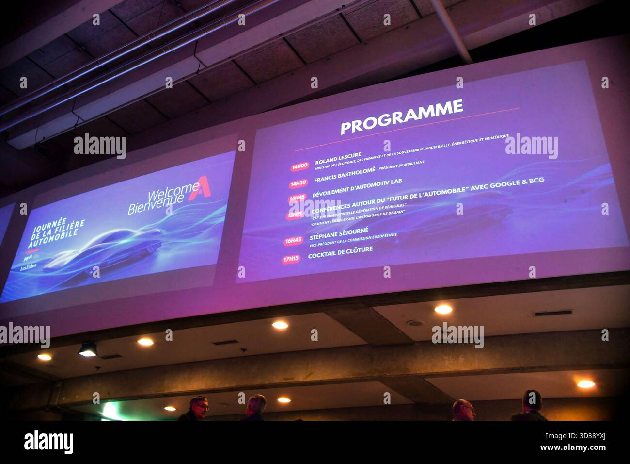 Paris, Frankreich. November 2025. Besuch von Roland Lescure, Minister für Wirtschaft, Finanzen und Industrie, Energie und digitale Souveränität, und Sébastien Martin, Delegierter des Ministers für Industrie beim Tag der Automobilindustrie Dienstag, 4. November 2025 Cité des Sciences et de l'Industrie - La Villette, Paris 19. Foto: Karim Ait Adjedjou/ABACAPRESS.COM Credit: Abaca Press/Alamy Live News Stockfoto