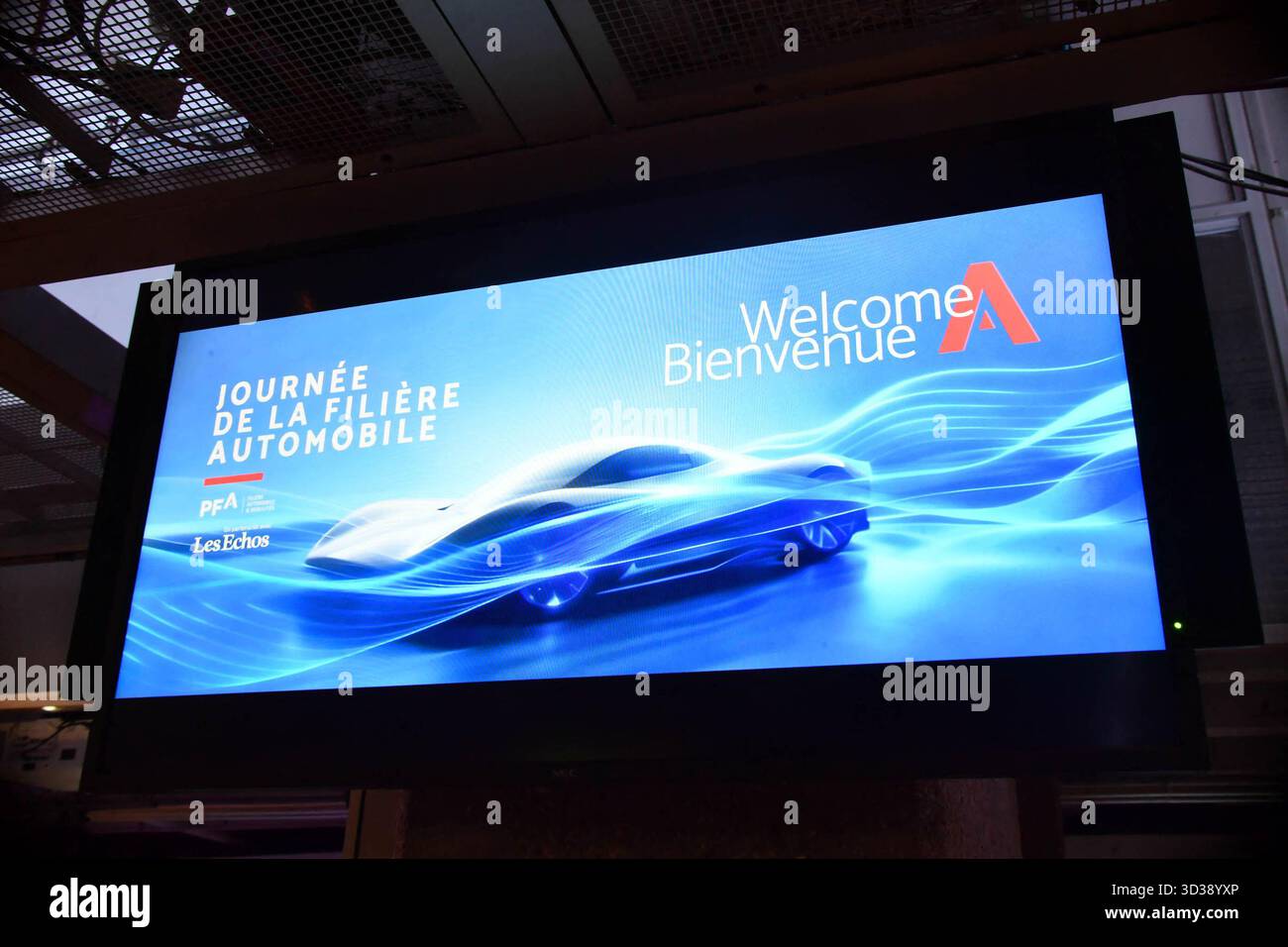 Paris, Frankreich. November 2025. Besuch von Roland Lescure, Minister für Wirtschaft, Finanzen und Industrie, Energie und digitale Souveränität, und Sébastien Martin, Delegierter des Ministers für Industrie beim Tag der Automobilindustrie Dienstag, 4. November 2025 Cité des Sciences et de l'Industrie - La Villette, Paris 19. Foto: Karim Ait Adjedjou/ABACAPRESS.COM Credit: Abaca Press/Alamy Live News Stockfoto