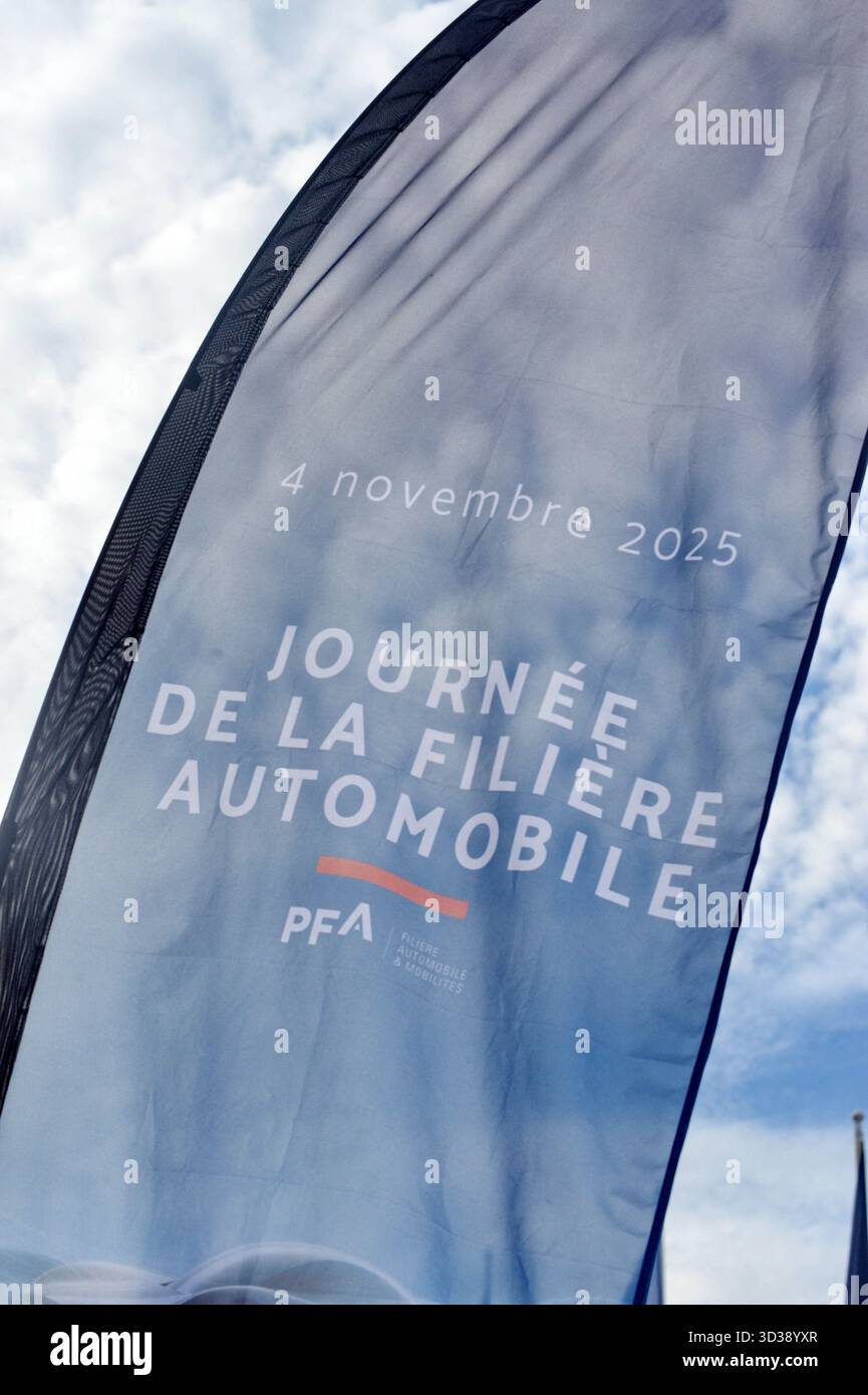 Paris, Frankreich. November 2025. Besuch von Roland Lescure, Minister für Wirtschaft, Finanzen und Industrie, Energie und digitale Souveränität, und Sébastien Martin, Delegierter des Ministers für Industrie beim Tag der Automobilindustrie Dienstag, 4. November 2025 Cité des Sciences et de l'Industrie - La Villette, Paris 19. Foto: Karim Ait Adjedjou/ABACAPRESS.COM Credit: Abaca Press/Alamy Live News Stockfoto