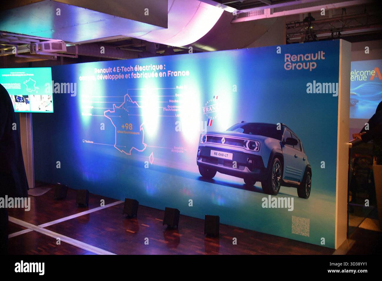 Paris, Frankreich. November 2025. Besuch von Roland Lescure, Minister für Wirtschaft, Finanzen und Industrie, Energie und digitale Souveränität, und Sébastien Martin, Delegierter des Ministers für Industrie beim Tag der Automobilindustrie Dienstag, 4. November 2025 Cité des Sciences et de l'Industrie - La Villette, Paris 19. Foto: Karim Ait Adjedjou/ABACAPRESS.COM Credit: Abaca Press/Alamy Live News Stockfoto