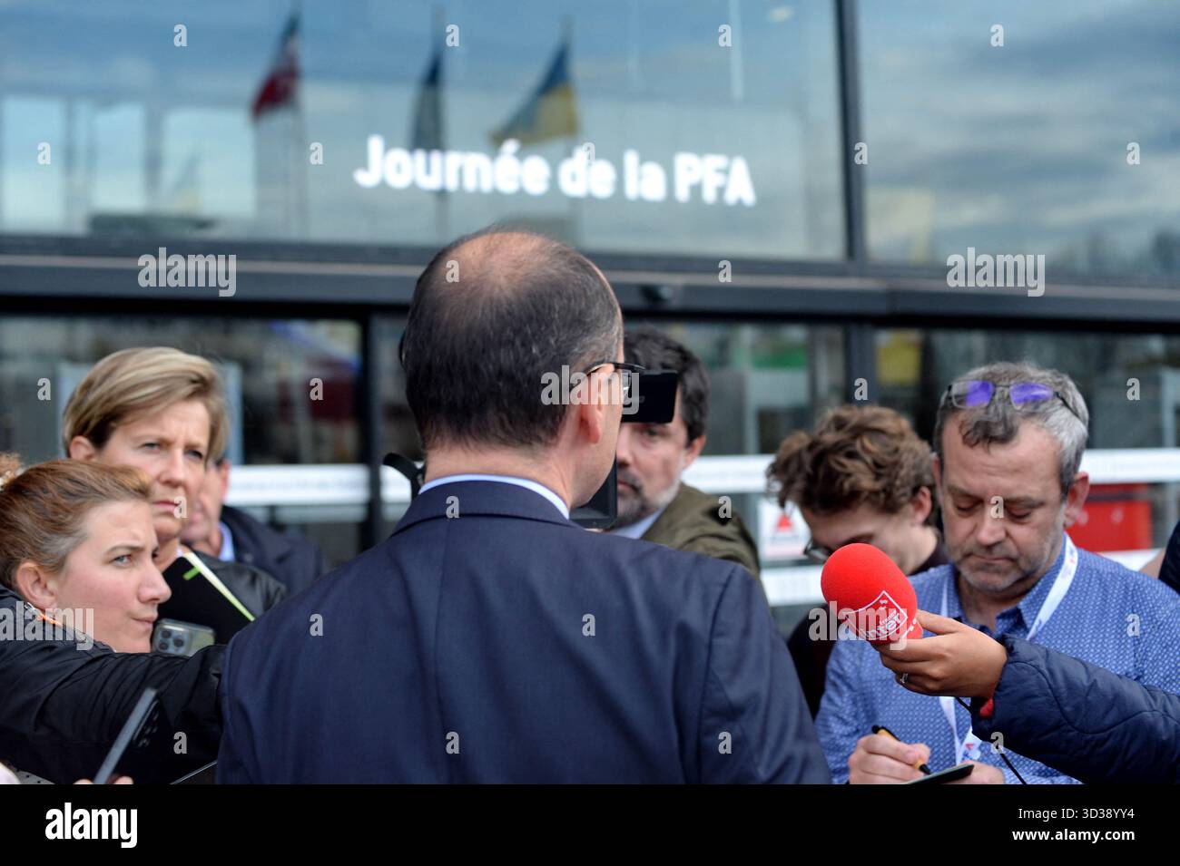 Paris, Frankreich. November 2025. Besuch von Roland Lescure, Minister für Wirtschaft, Finanzen und Industrie, Energie und digitale Souveränität, und Sébastien Martin, Delegierter des Ministers für Industrie beim Tag der Automobilindustrie Dienstag, 4. November 2025 Cité des Sciences et de l'Industrie - La Villette, Paris 19. Foto: Karim Ait Adjedjou/ABACAPRESS.COM Credit: Abaca Press/Alamy Live News Stockfoto