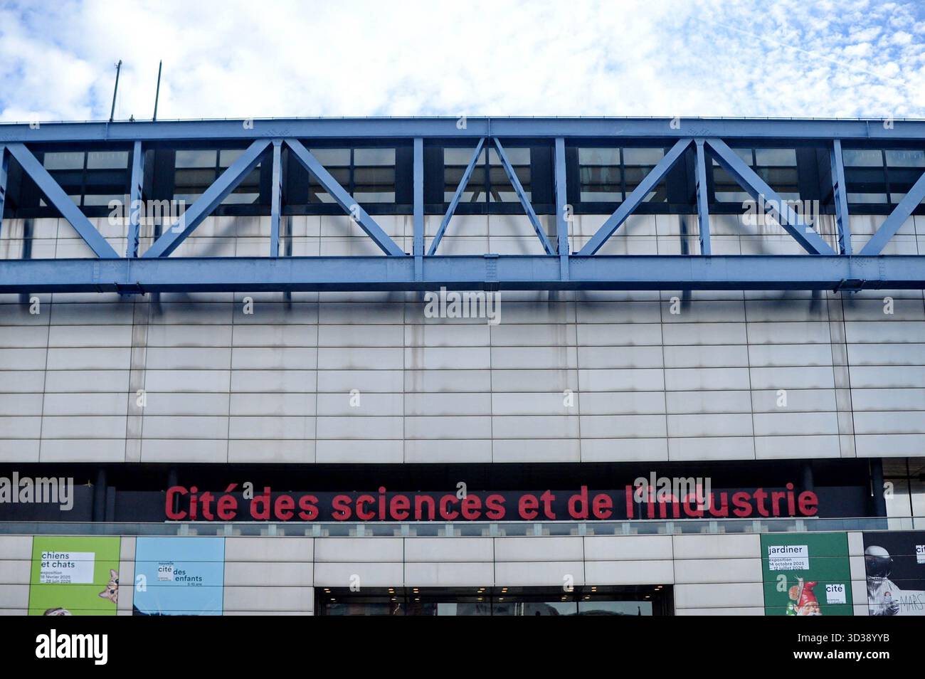 Paris, Frankreich. November 2025. Besuch von Roland Lescure, Minister für Wirtschaft, Finanzen und Industrie, Energie und digitale Souveränität, und Sébastien Martin, Delegierter des Ministers für Industrie beim Tag der Automobilindustrie Dienstag, 4. November 2025 Cité des Sciences et de l'Industrie - La Villette, Paris 19. Foto: Karim Ait Adjedjou/ABACAPRESS.COM Credit: Abaca Press/Alamy Live News Stockfoto