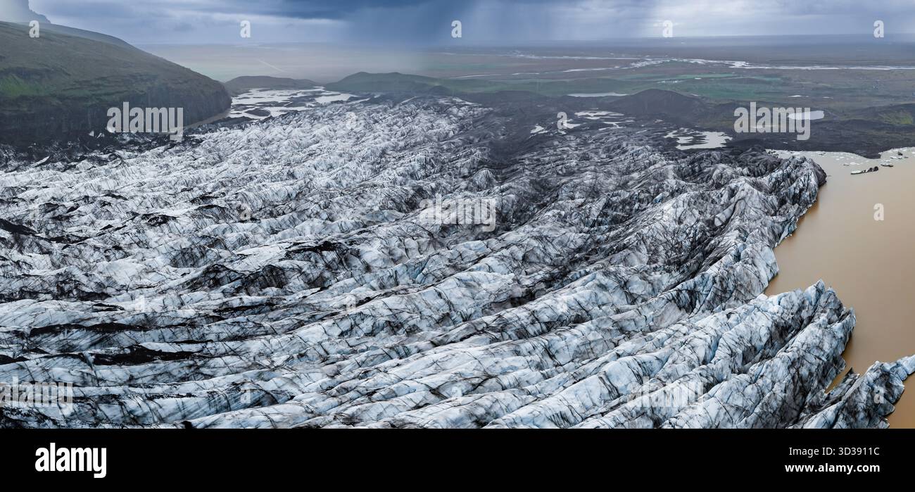 Luftaufnahme des Auslaufgletschers und der Gletscherlagune in Island Stockfoto