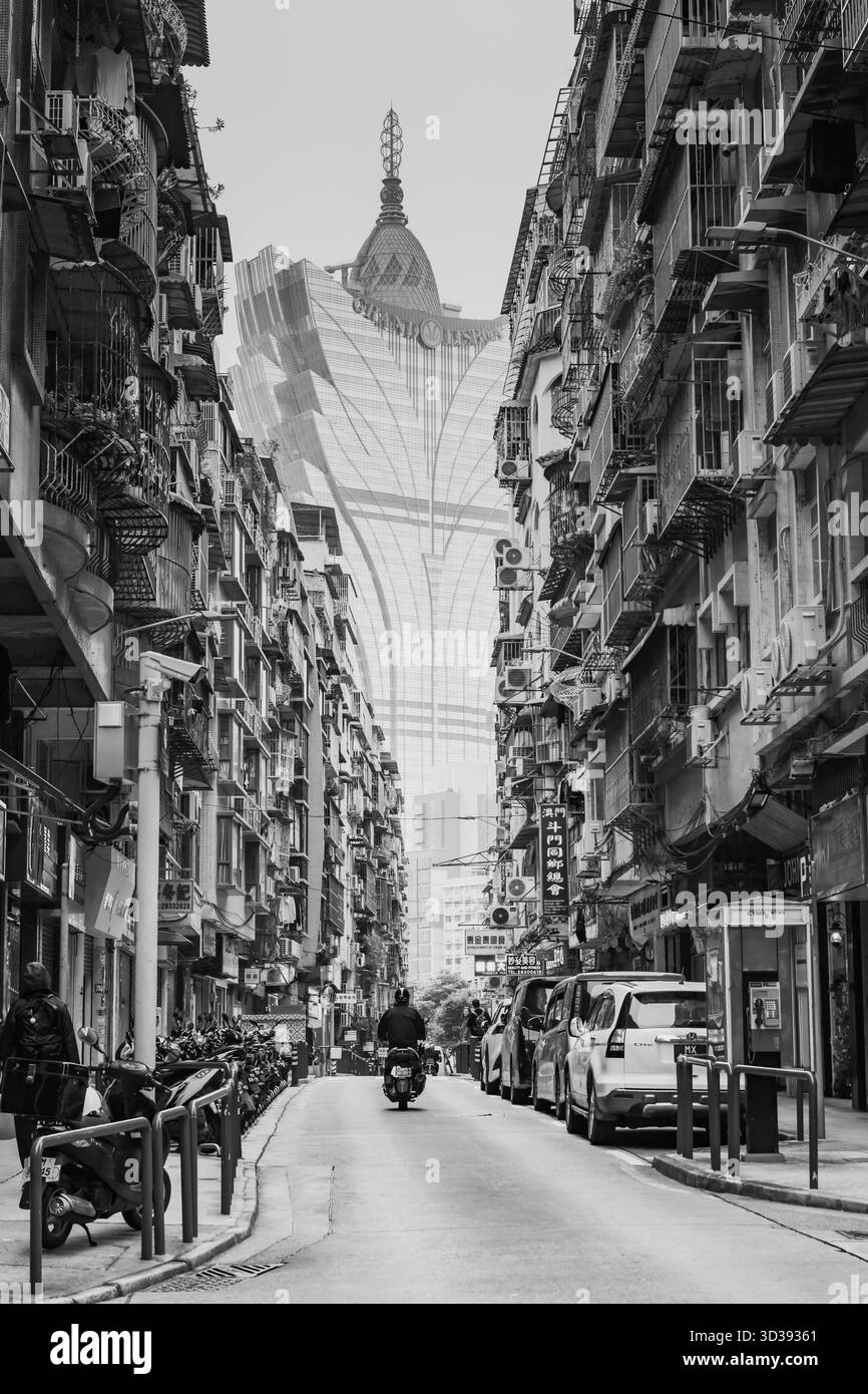 Macao, China - 20. Januar 2023: Das Grand Lisboa Casino am Ende einer Macau Straße. Stockfoto